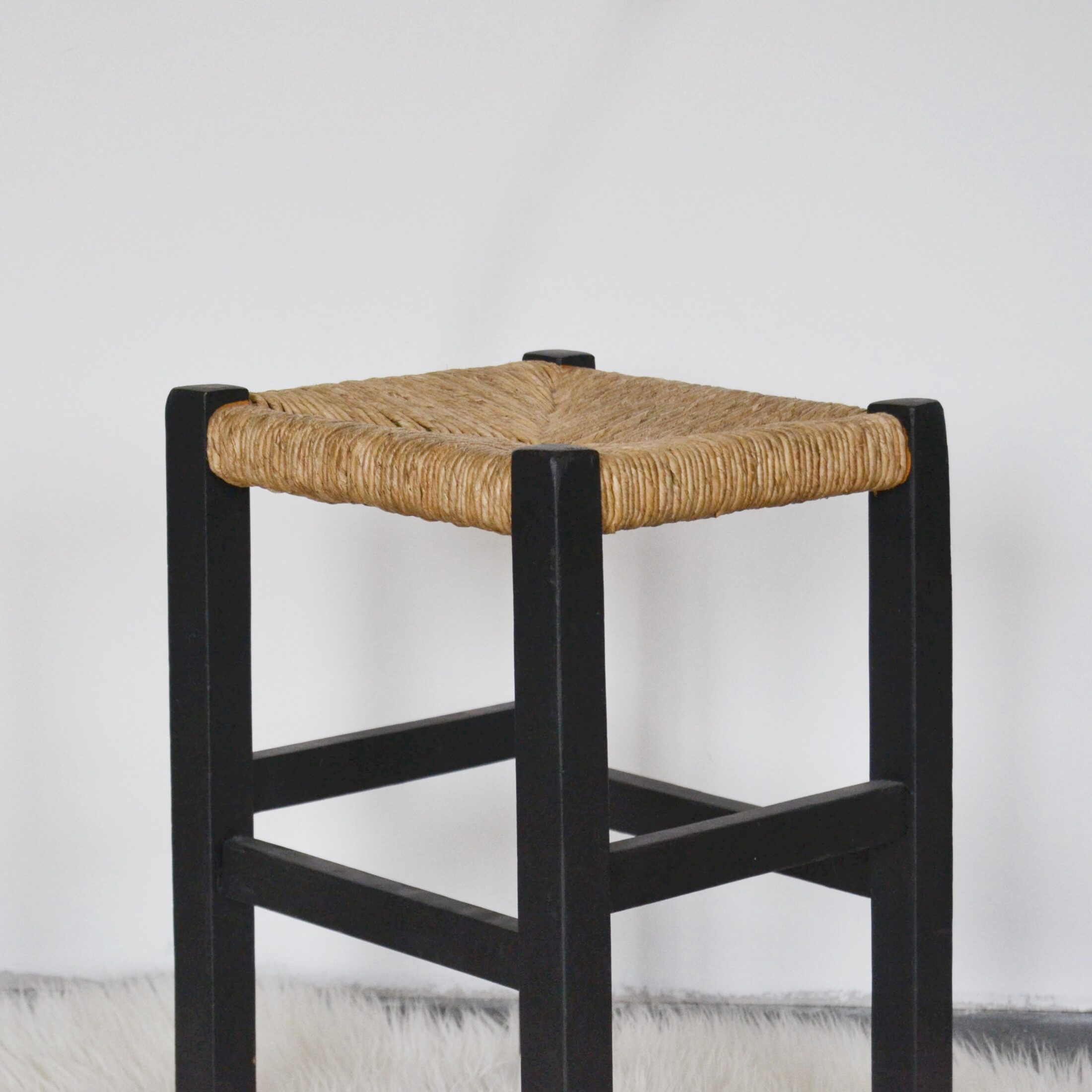 Le tabouret noir