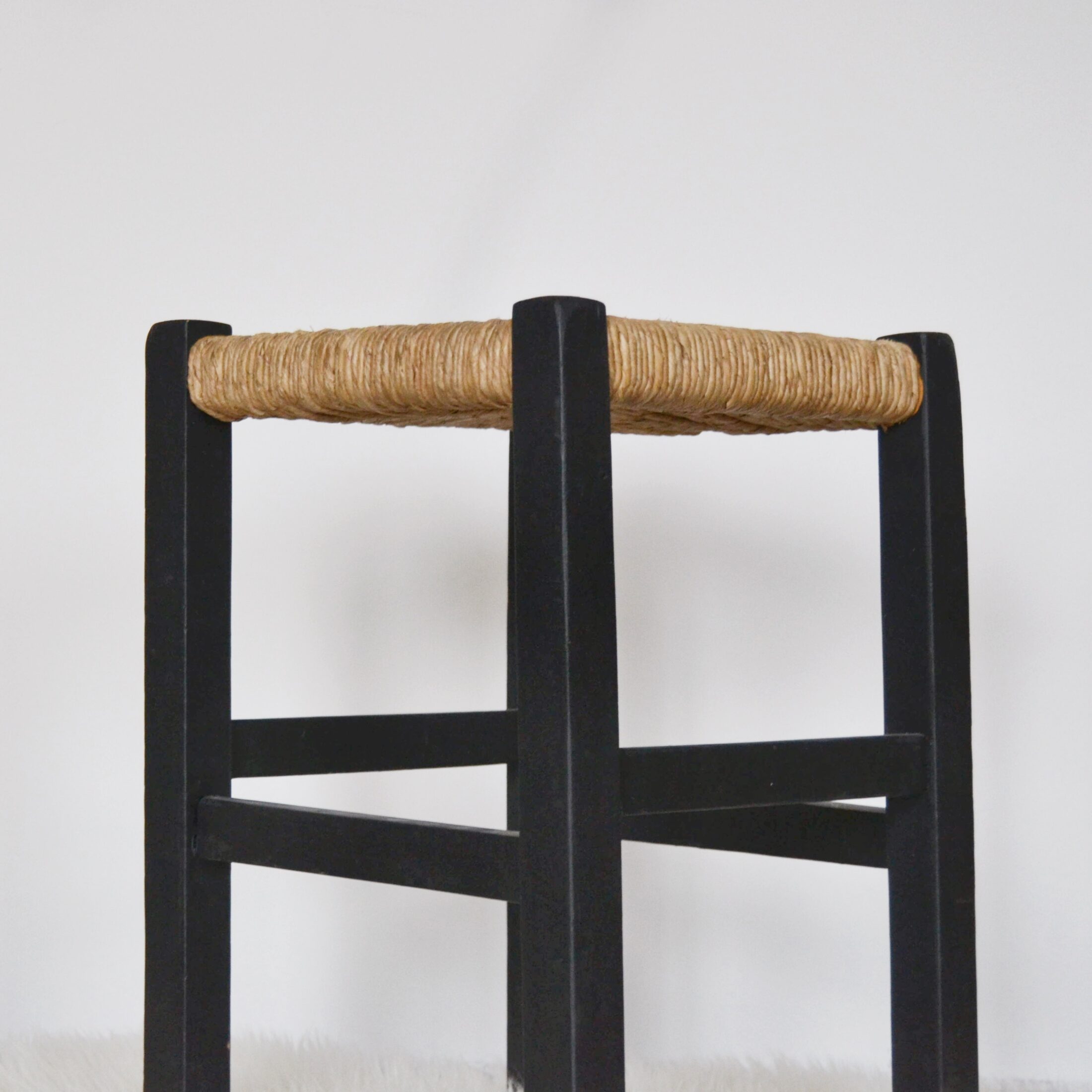 Le tabouret noir
