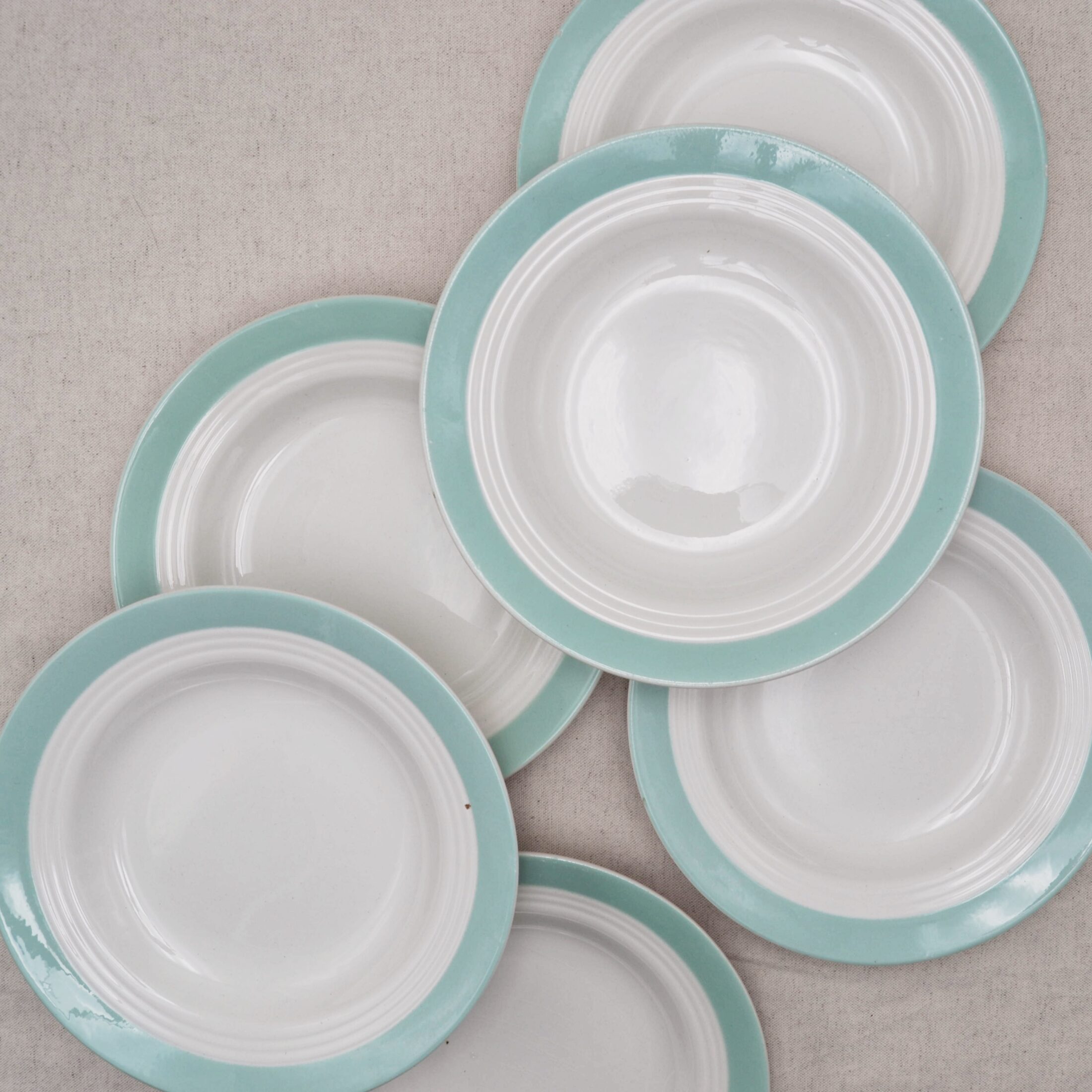 Les assiettes creuses à rebord bleu turquoise