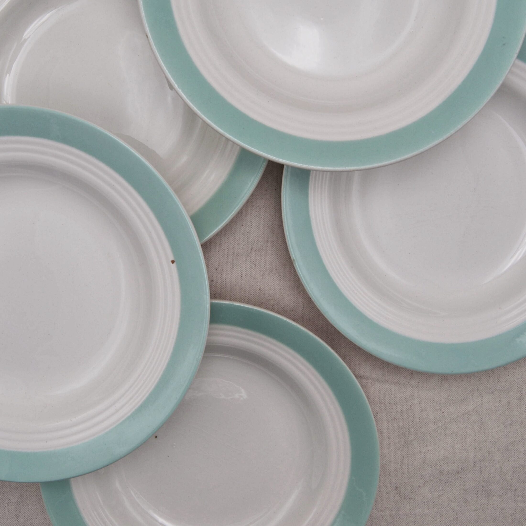 Les assiettes creuses à rebord bleu turquoise