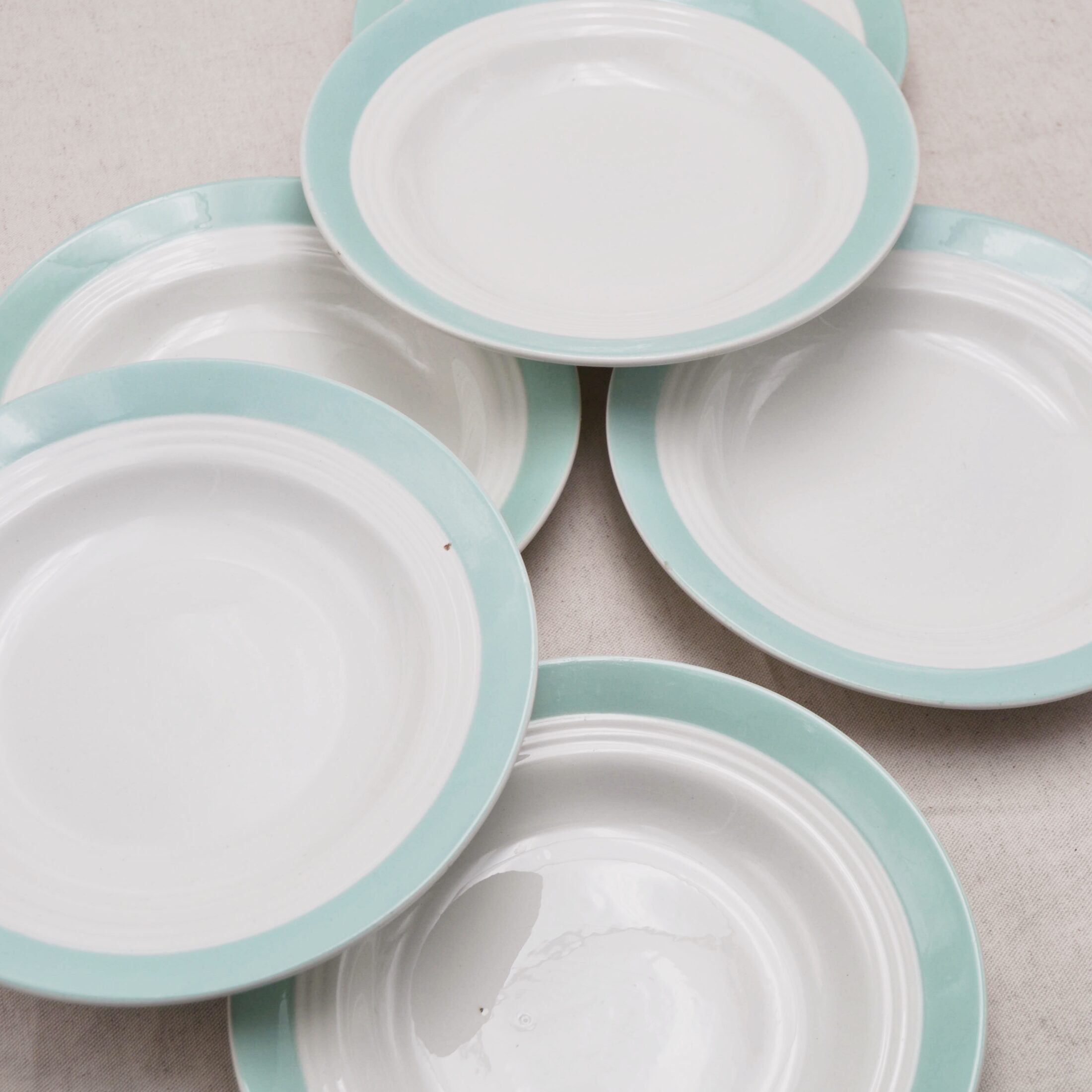 Les assiettes creuses à rebord bleu turquoise