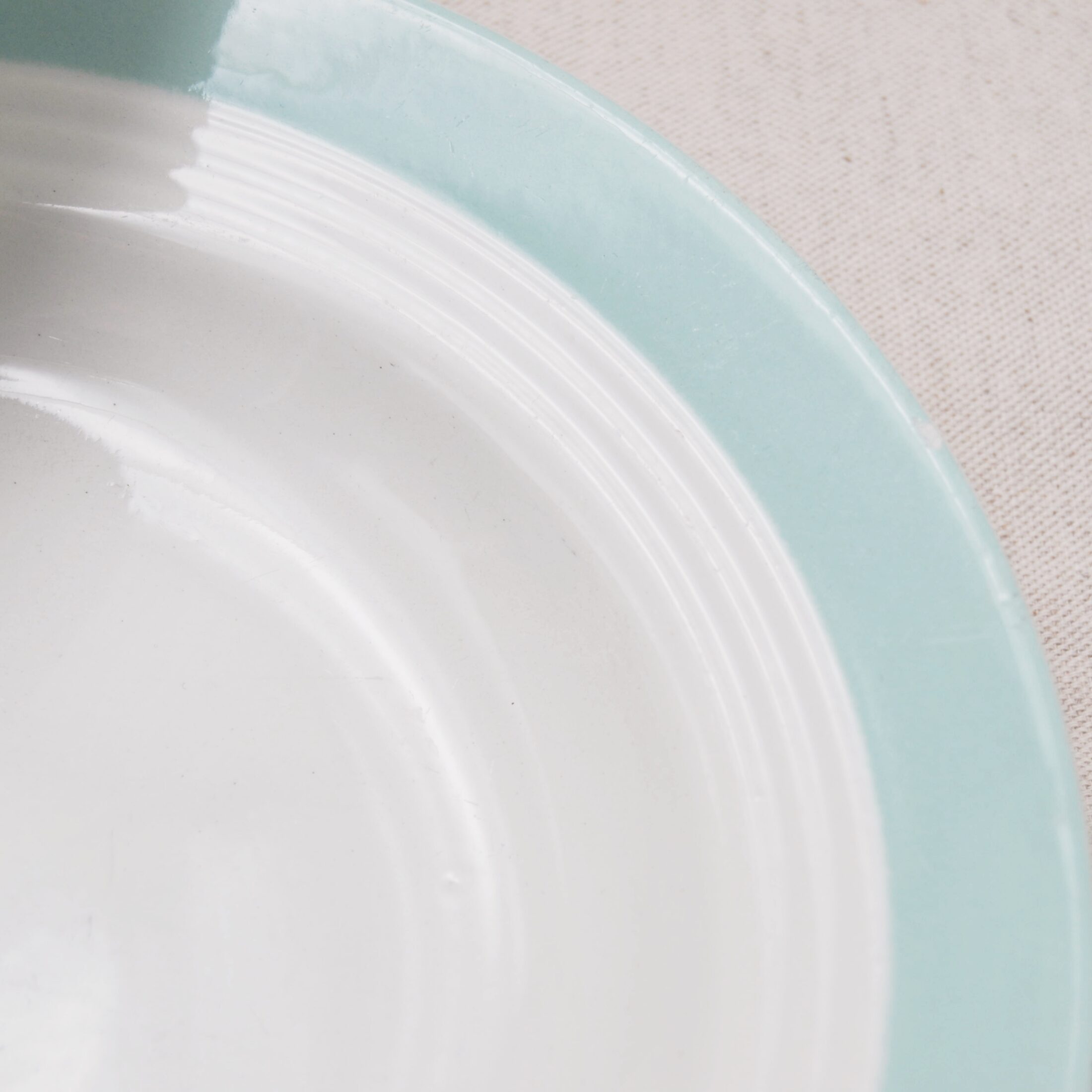 Les assiettes creuses à rebord bleu turquoise