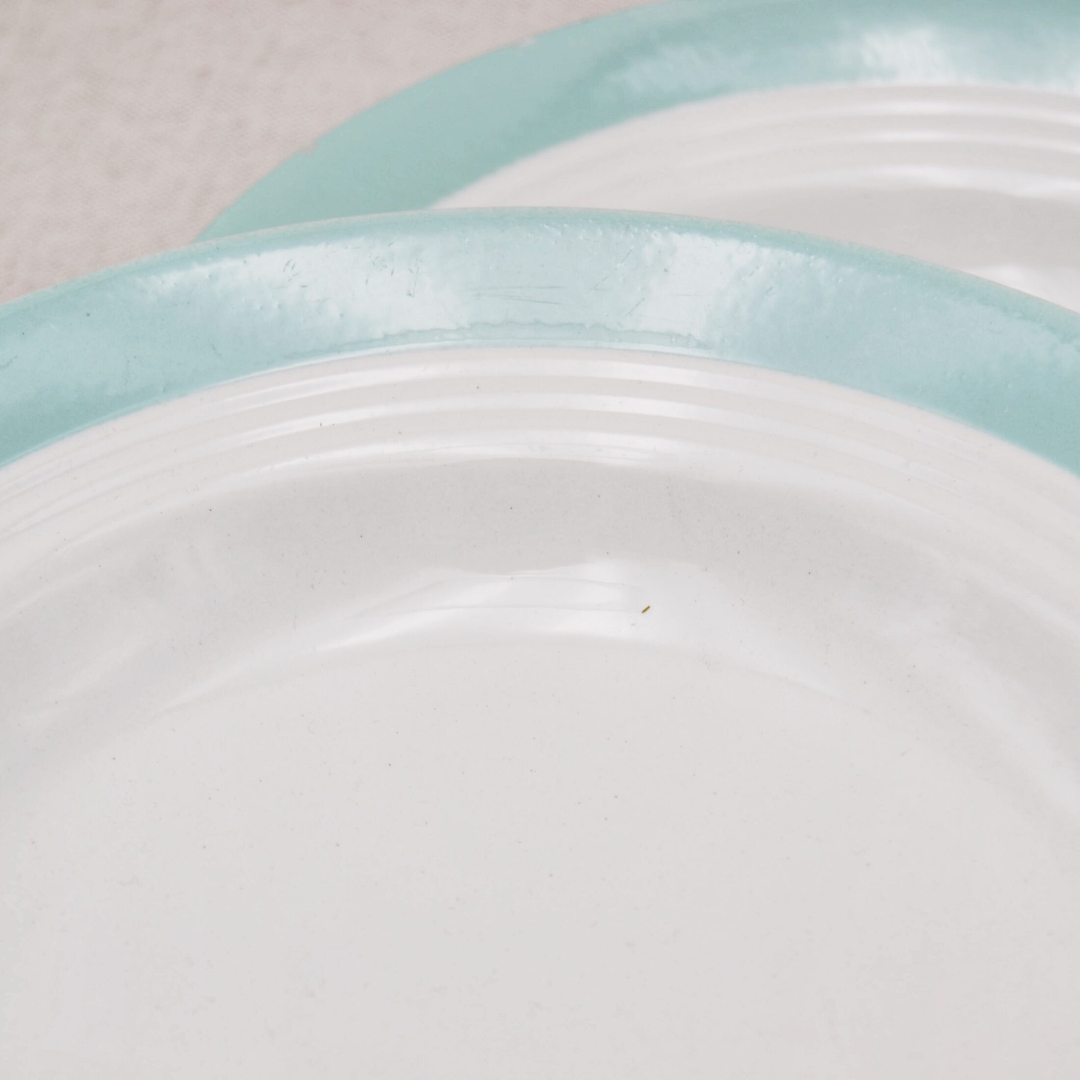 Les assiettes creuses à rebord bleu turquoise