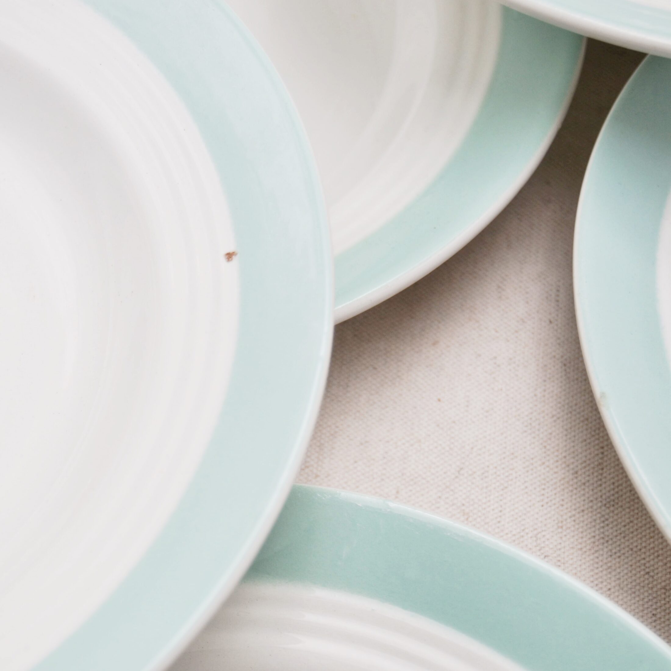 Les assiettes creuses à rebord bleu turquoise