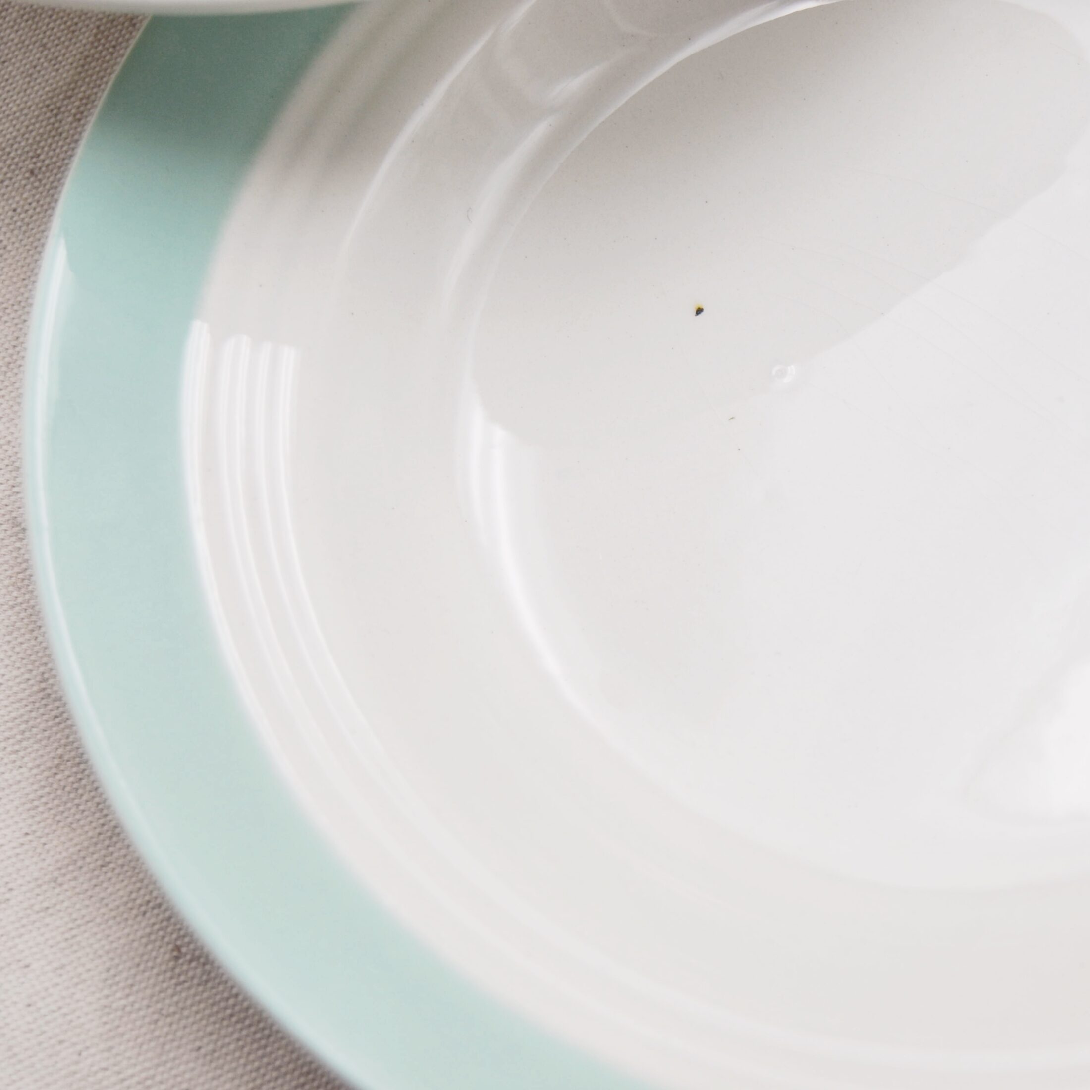 Les assiettes creuses à rebord bleu turquoise