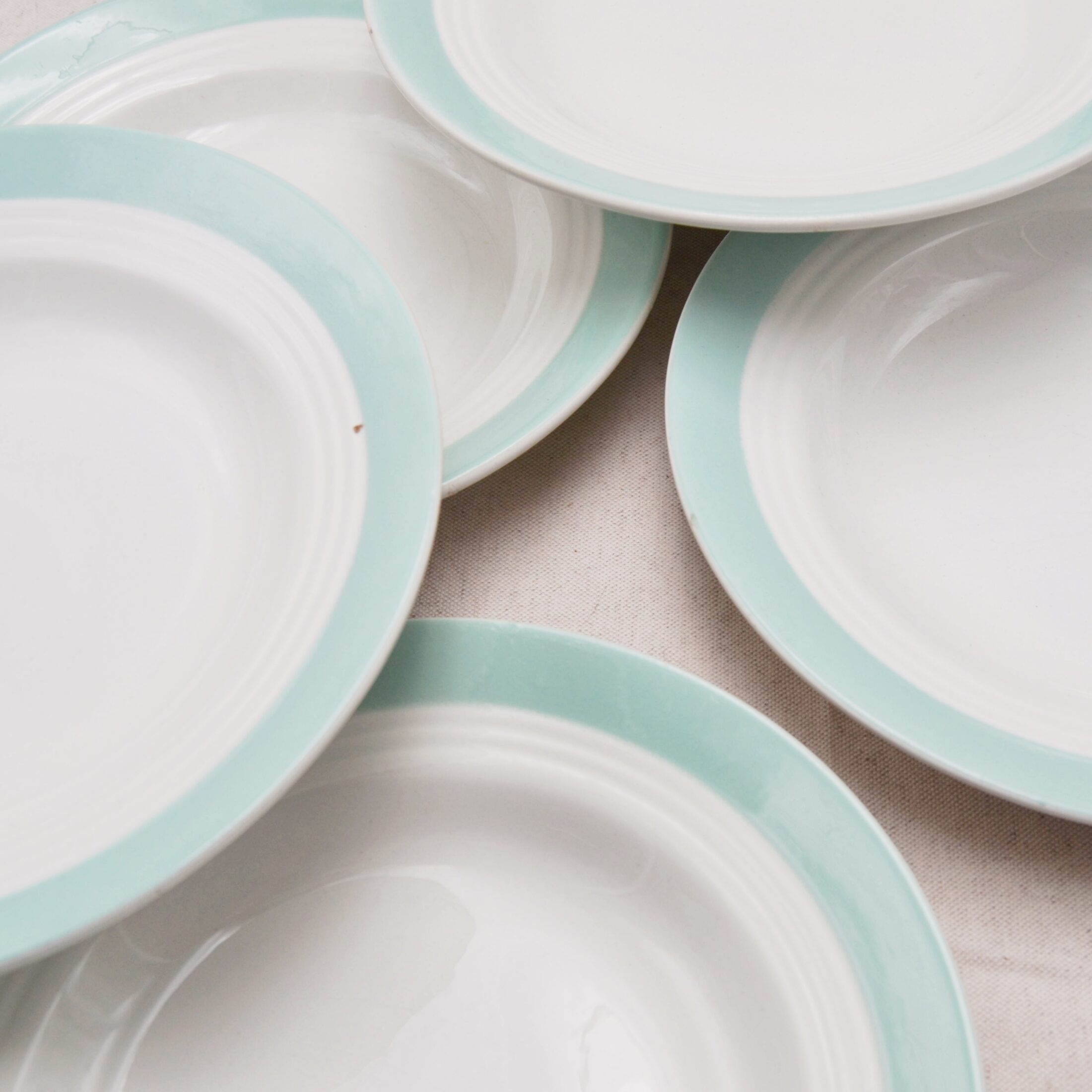 Les assiettes creuses à rebord bleu turquoise