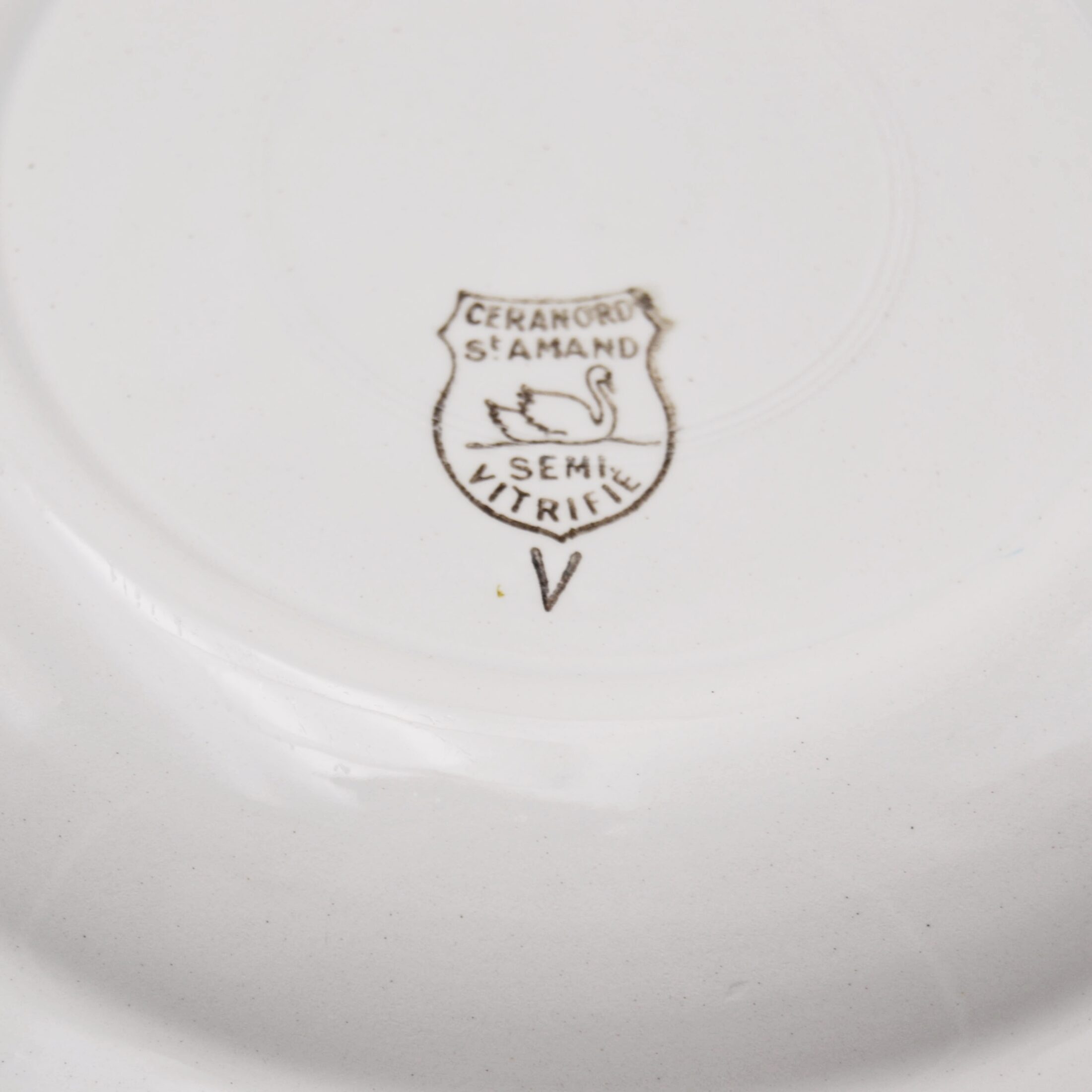 Les assiettes creuses à rebord bleu turquoise