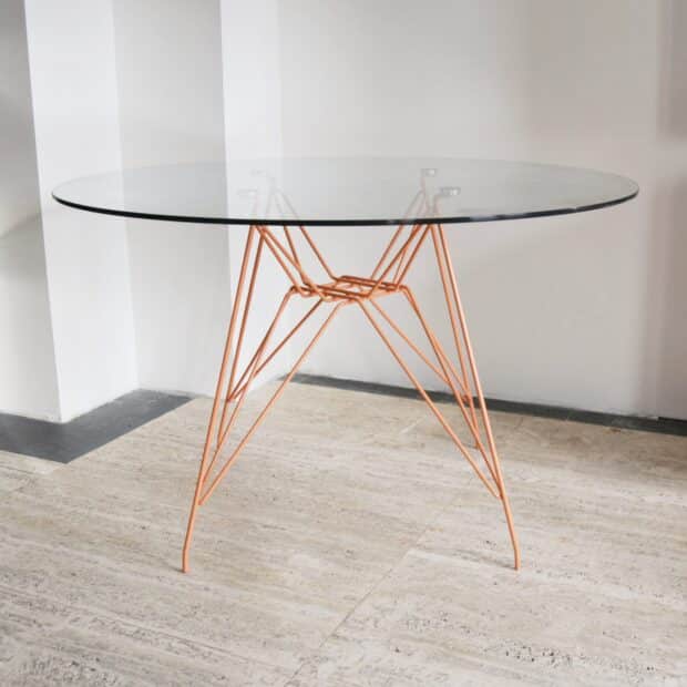 La table à piètement orange