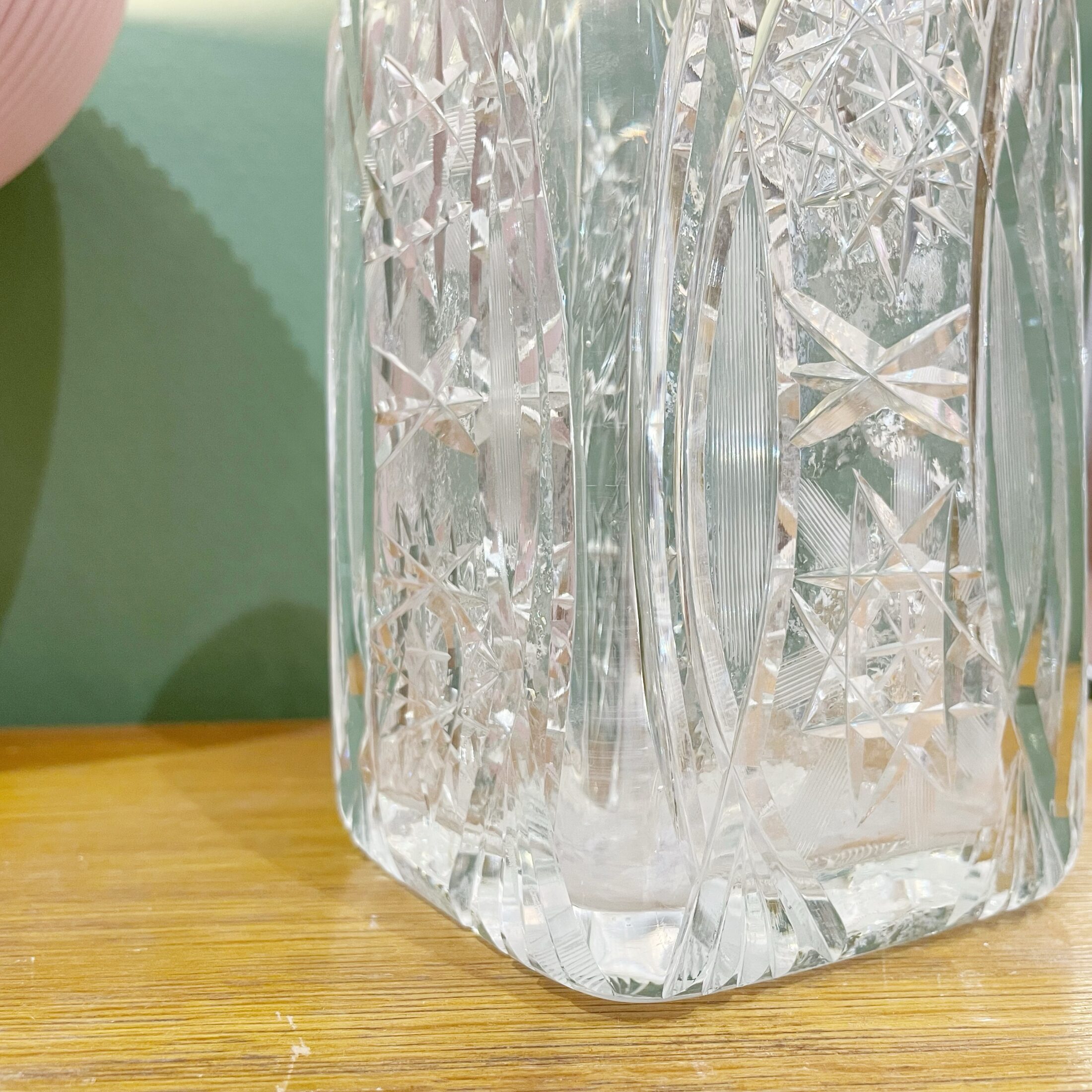 La carafe en cristal ciselé