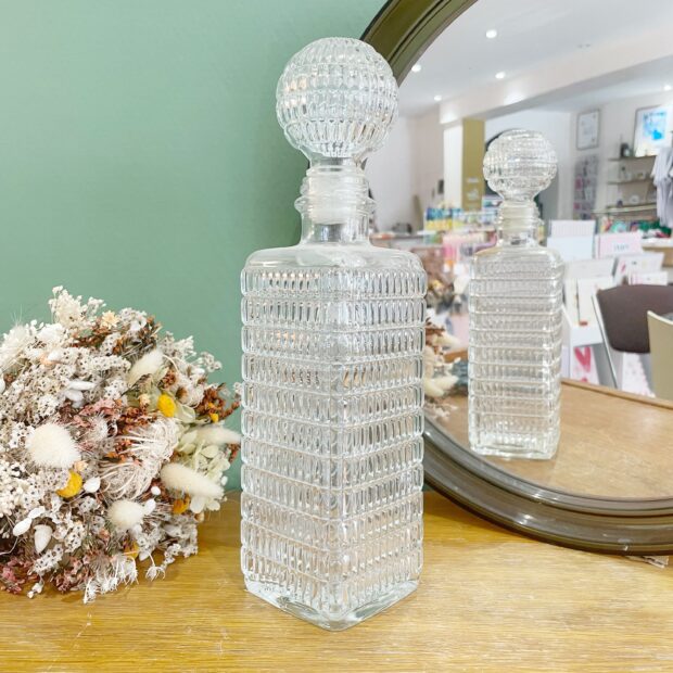 La carafe en verre à relief