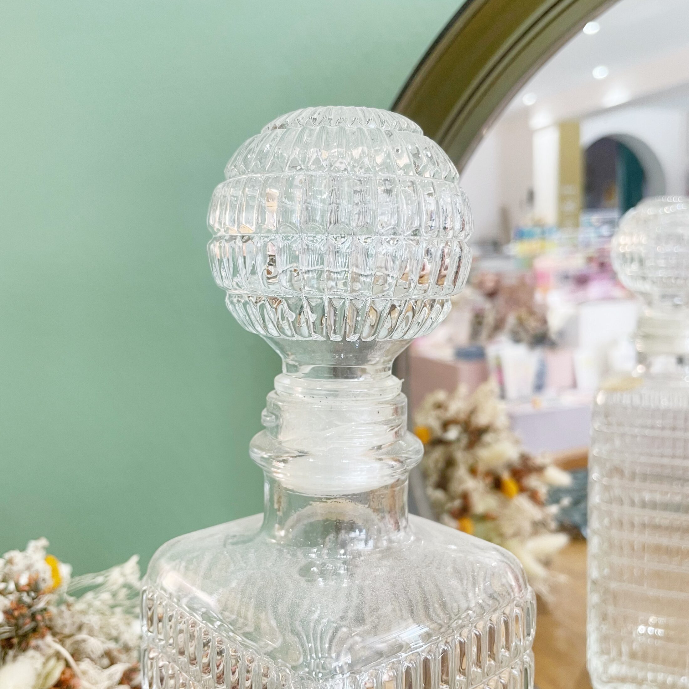 La carafe en verre à relief