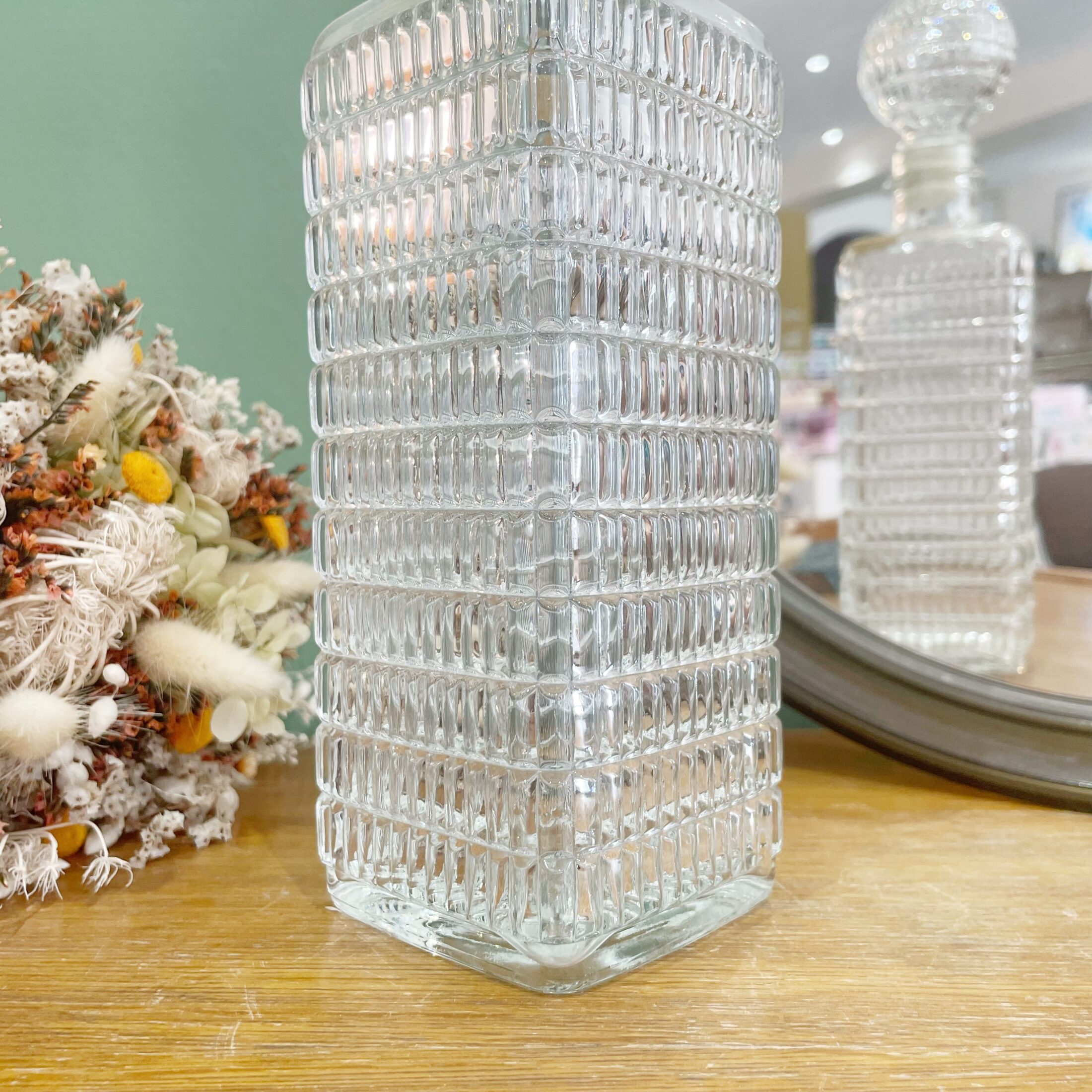 La carafe en verre à relief