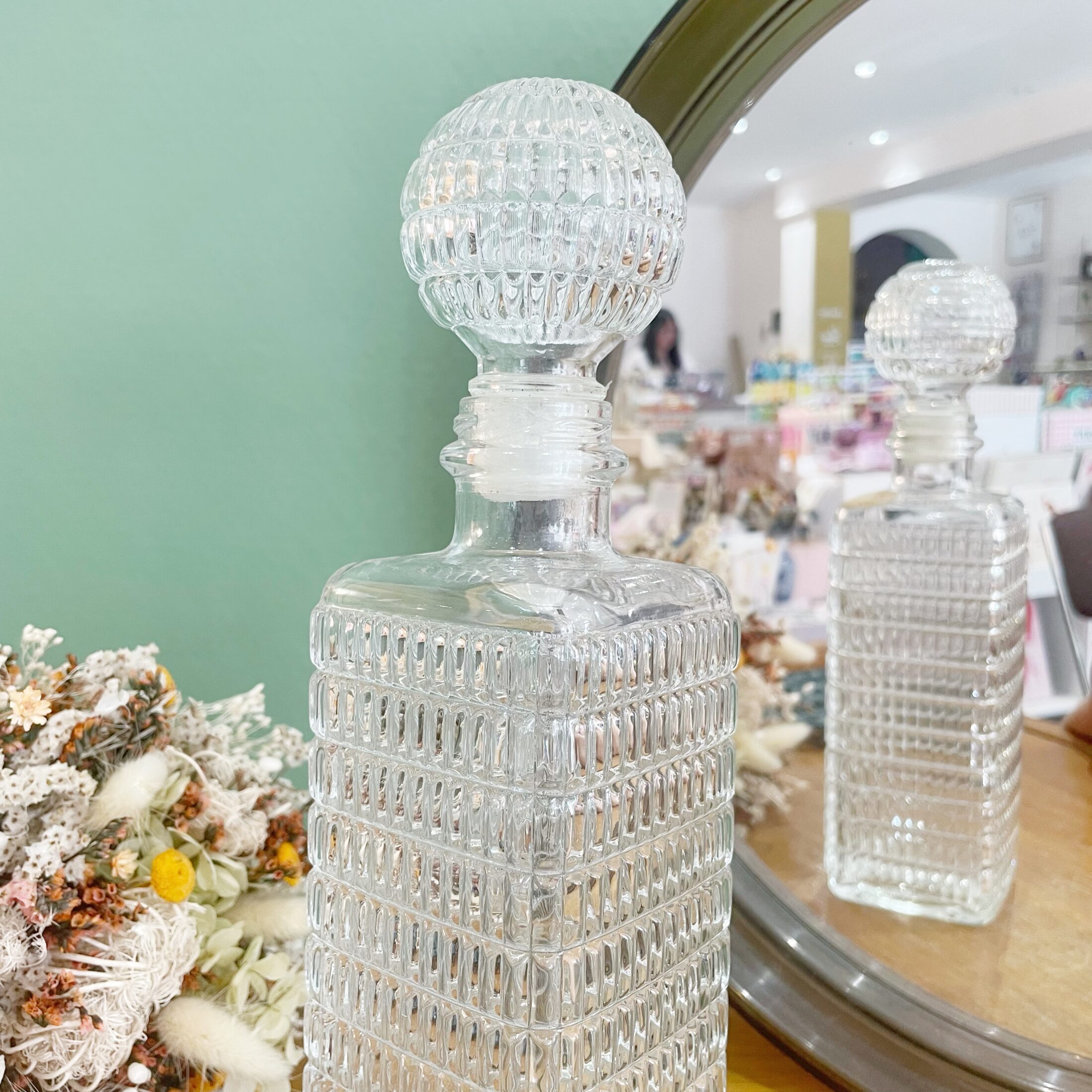 La carafe en verre à relief