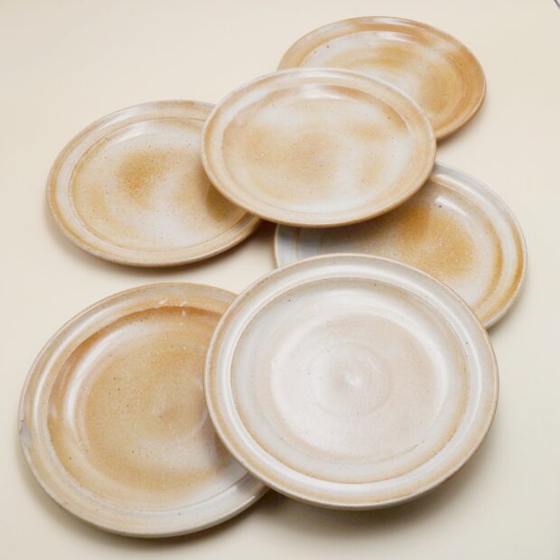 Les assiettes plates en Grès du Marais