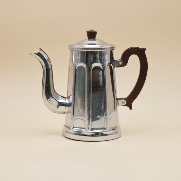 La cafetière en métal chromé