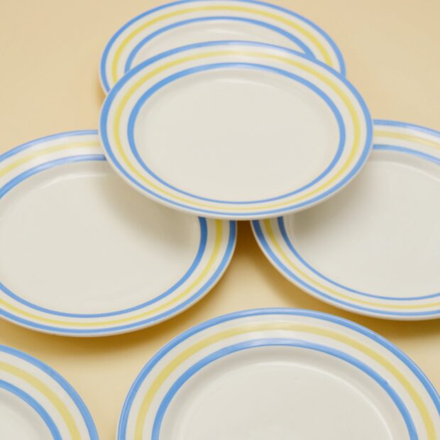 Les assiettes à dessert bleues et jaunes