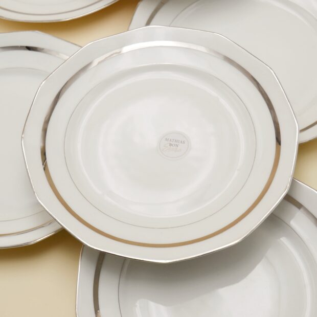 Les assiettes plates à liseré argenté