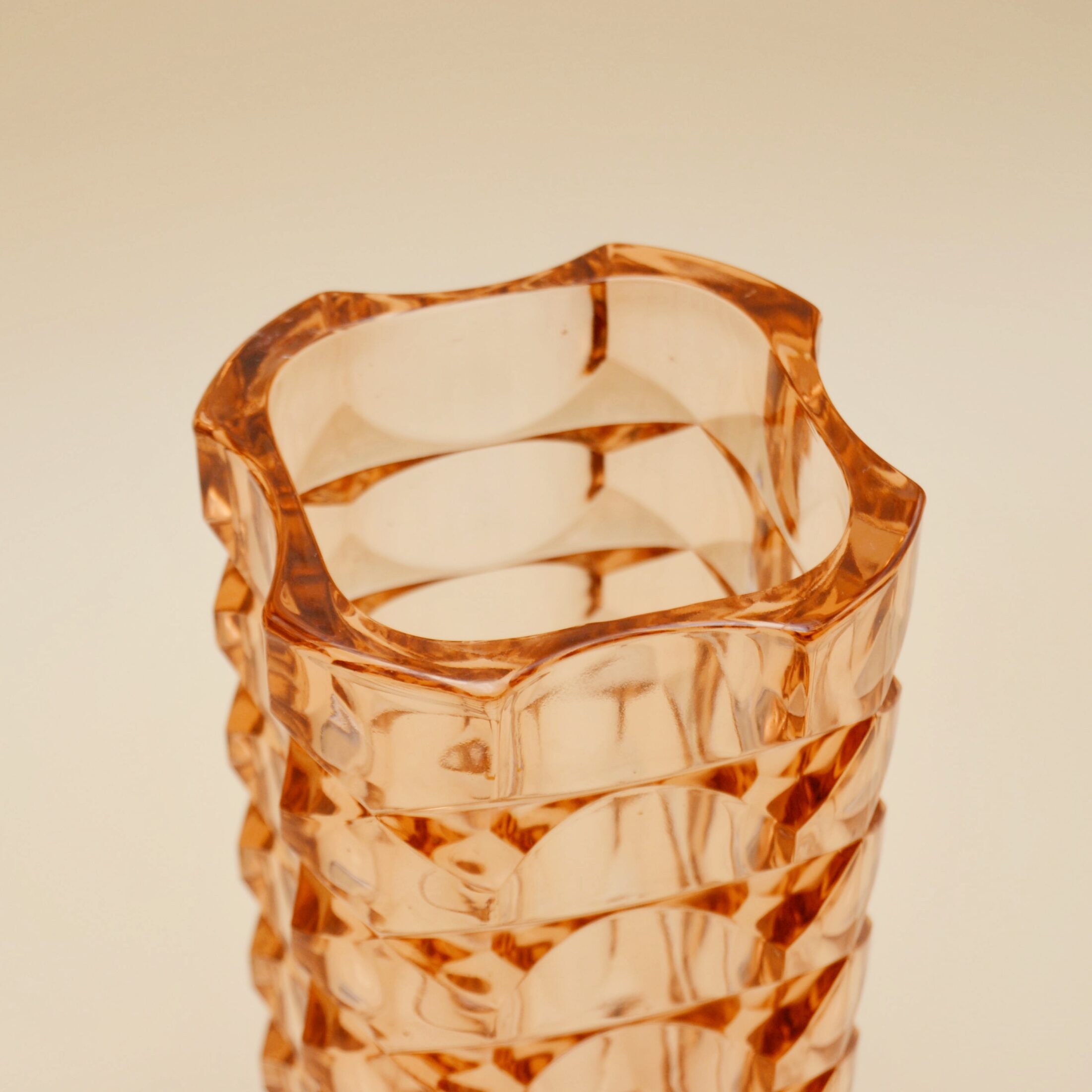 Le grand vase carré rose