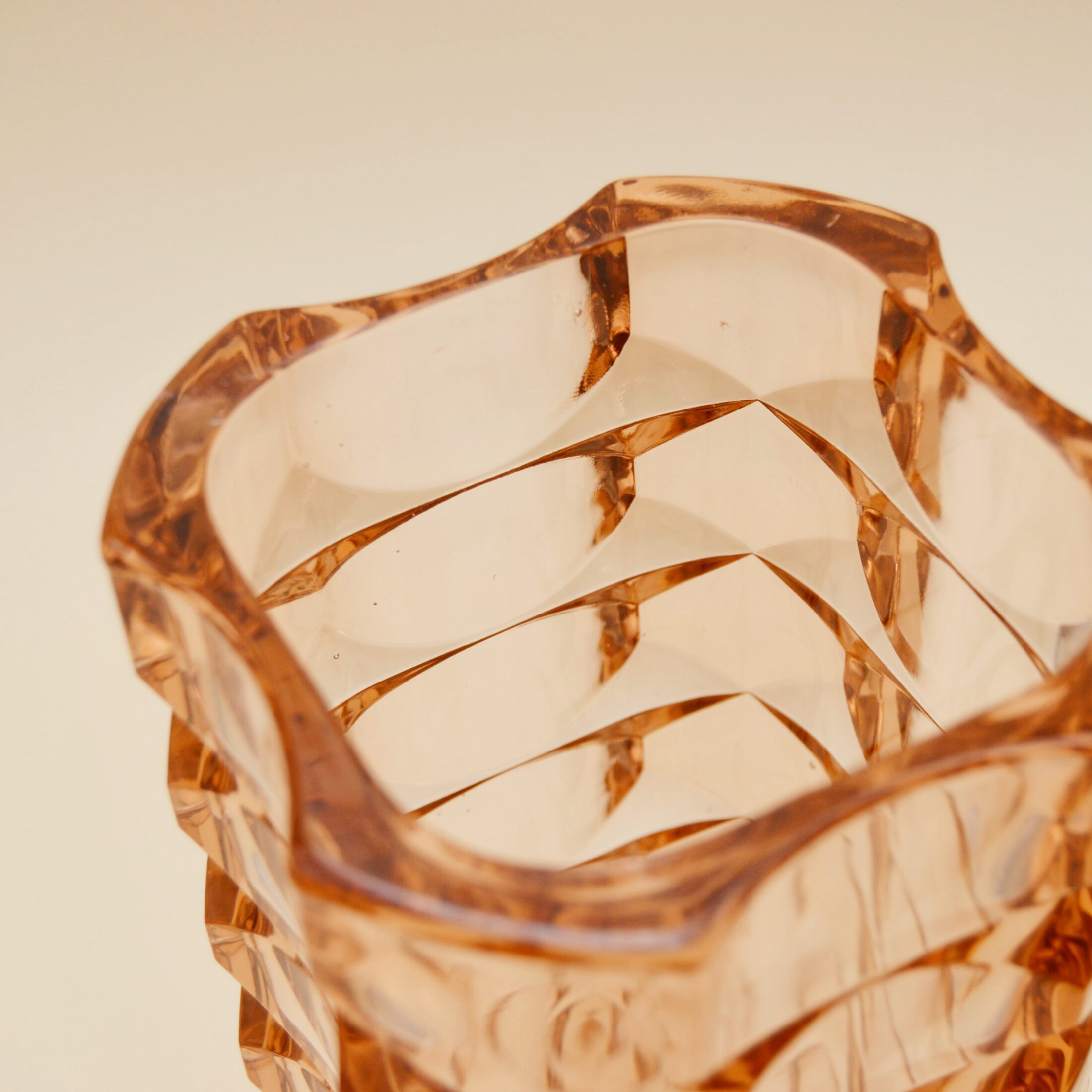 Le grand vase carré rose