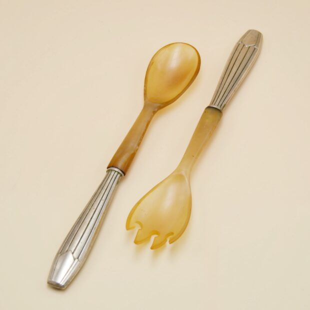 Les couverts à salade en métal et bakélite