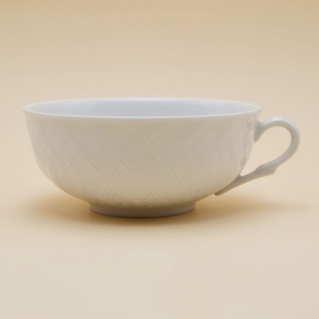 La tasse à reliefs en porcelaine