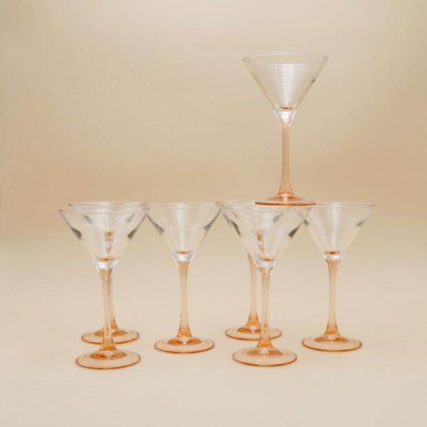 Les verres à martini à pieds roses