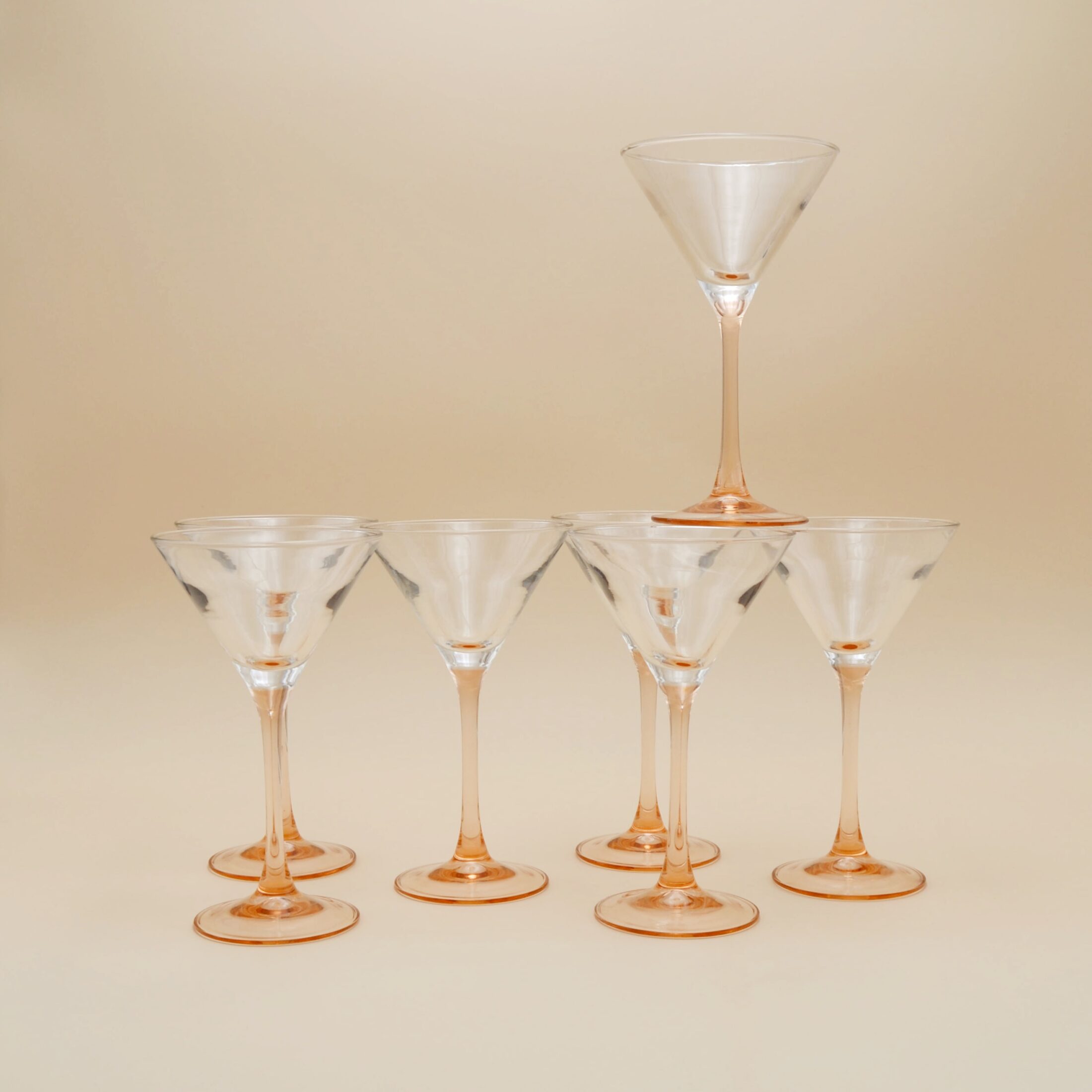Les verres à martini à pieds roses