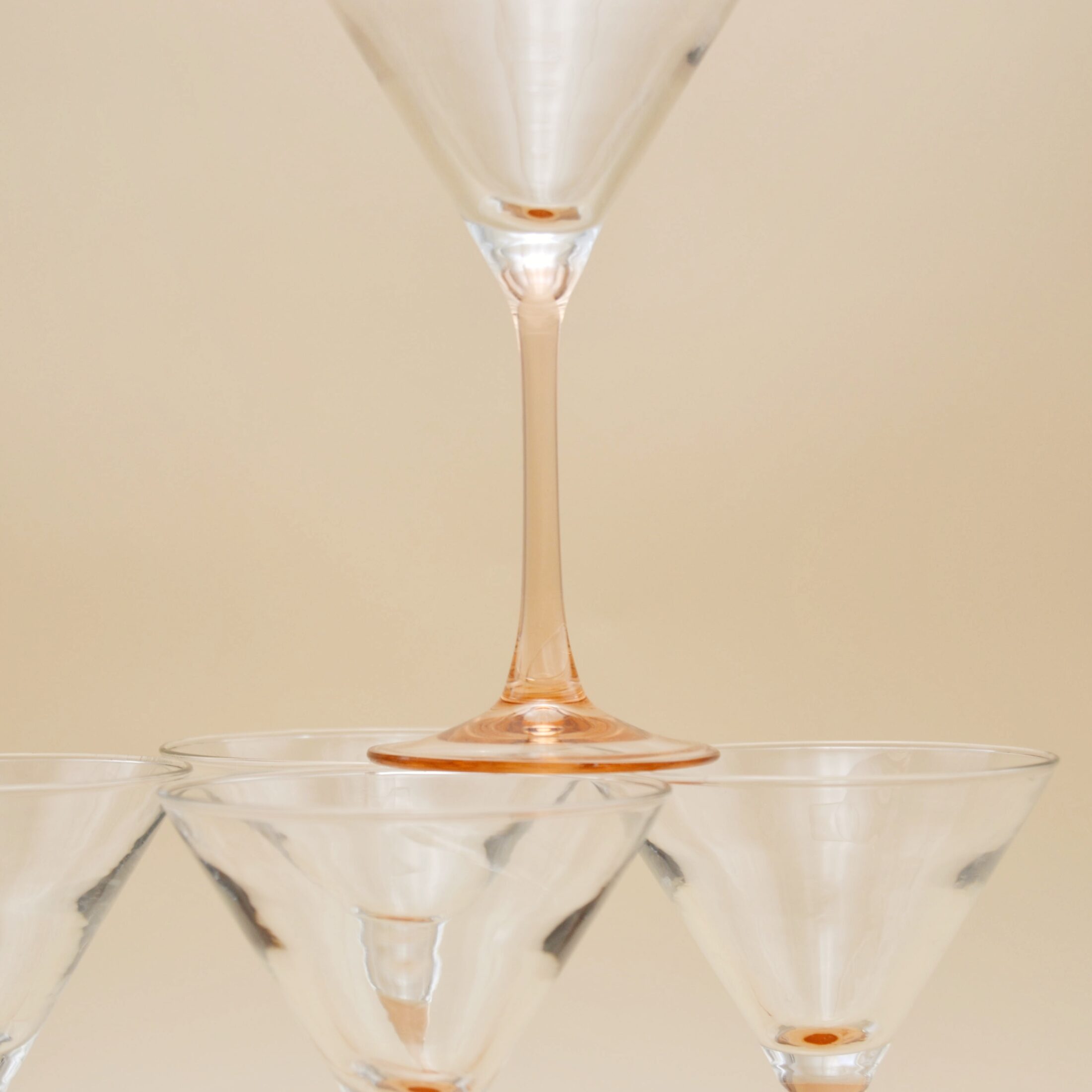 Les verres à martini à pieds roses