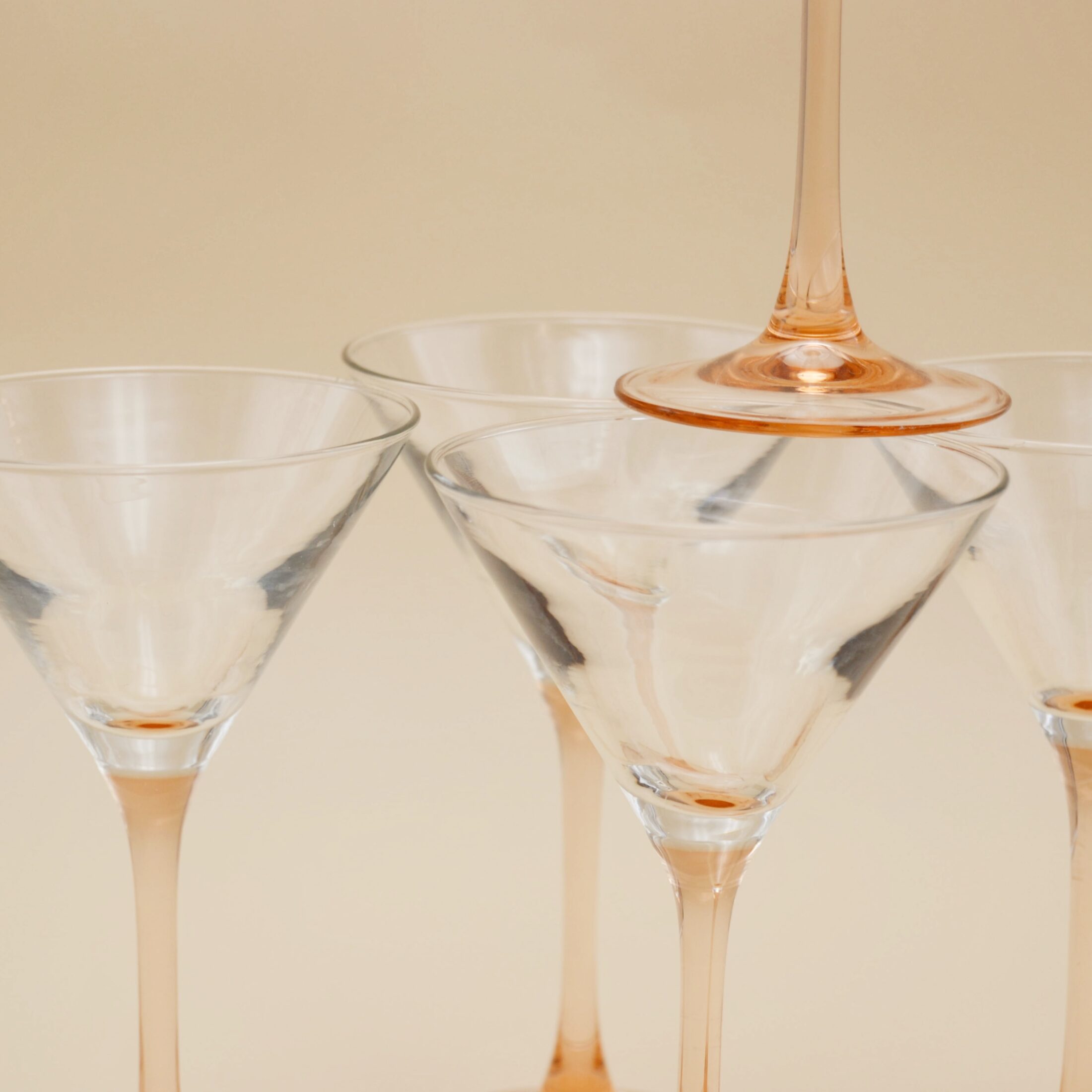 Les verres à martini à pieds roses