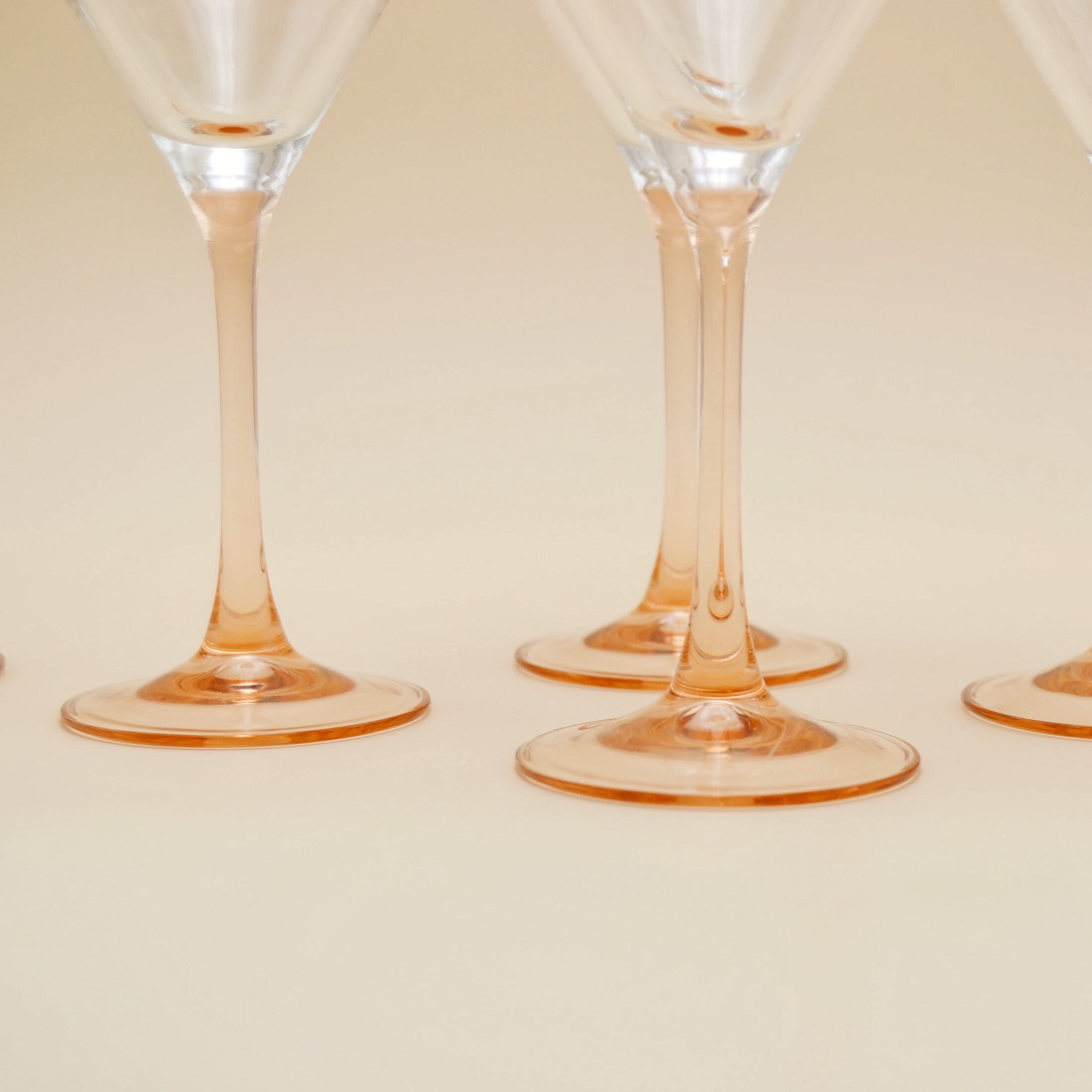 Les verres à martini à pieds roses