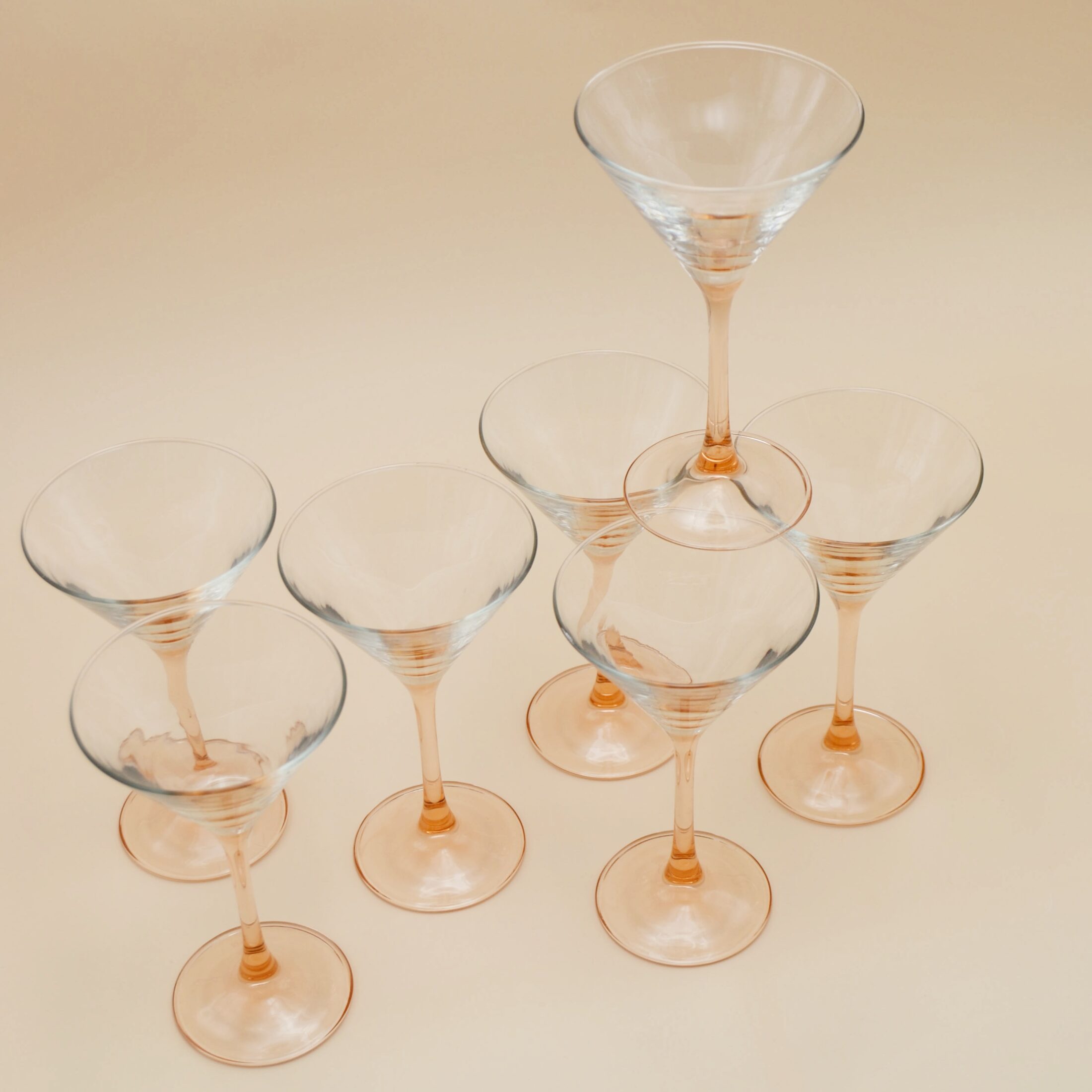 Les verres à martini à pieds roses