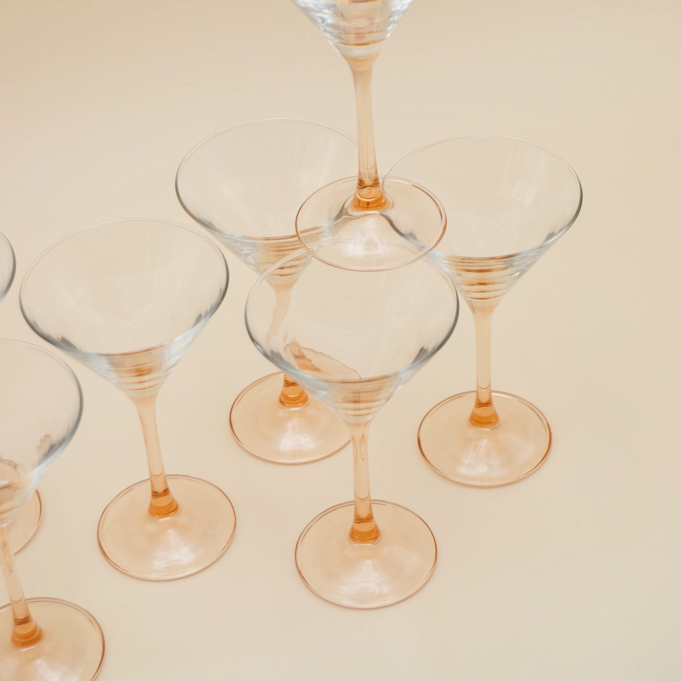 Les verres à martini à pieds roses