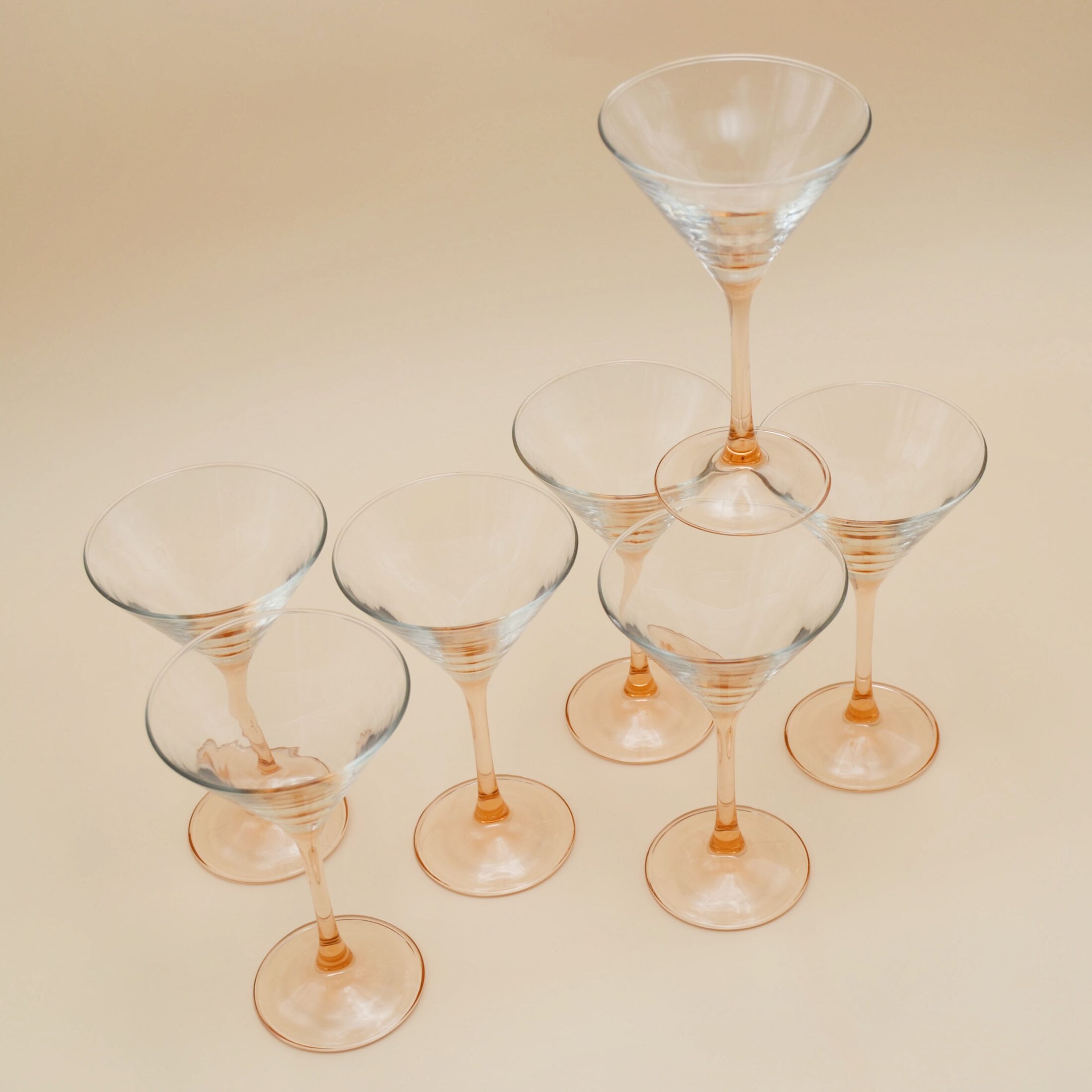 Les verres à martini à pieds roses