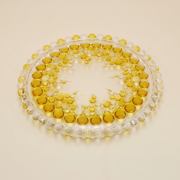 Le plat rond jaune perlé