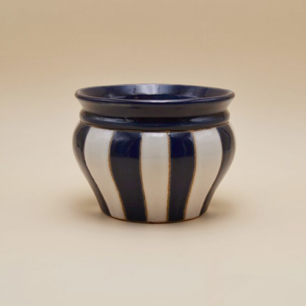 Le cache-pot rayé bleu
