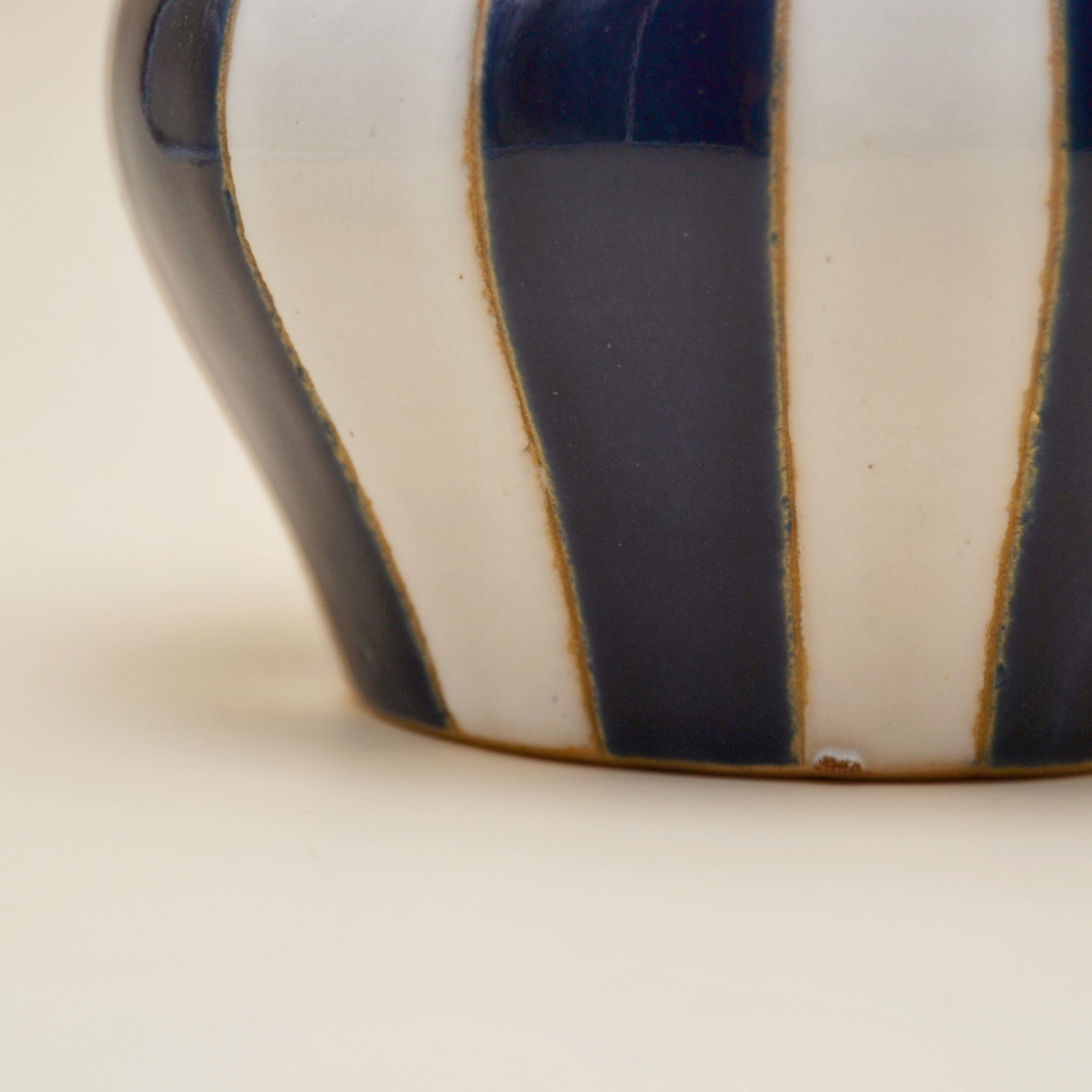 Le cache-pot rayé bleu