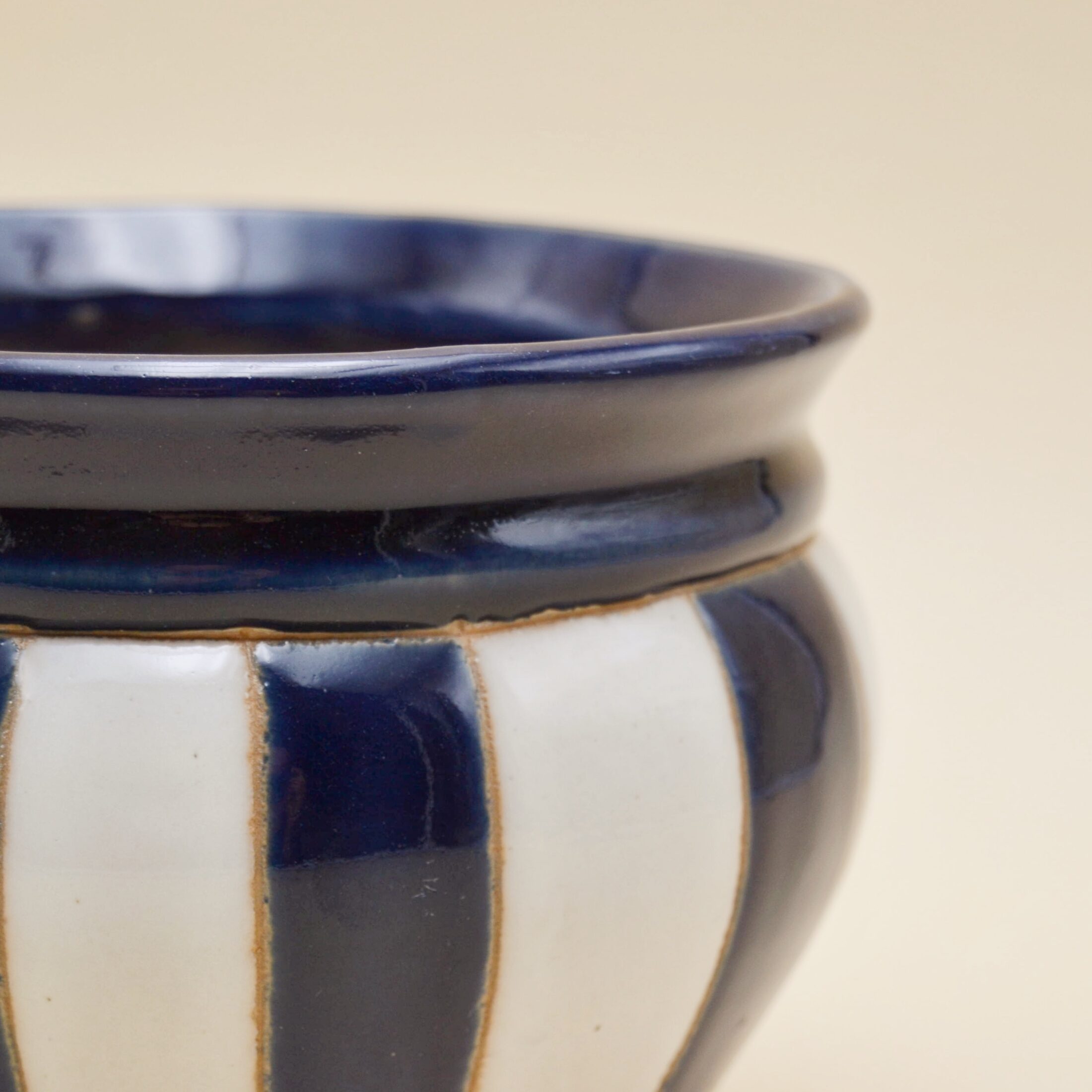 Le cache-pot rayé bleu