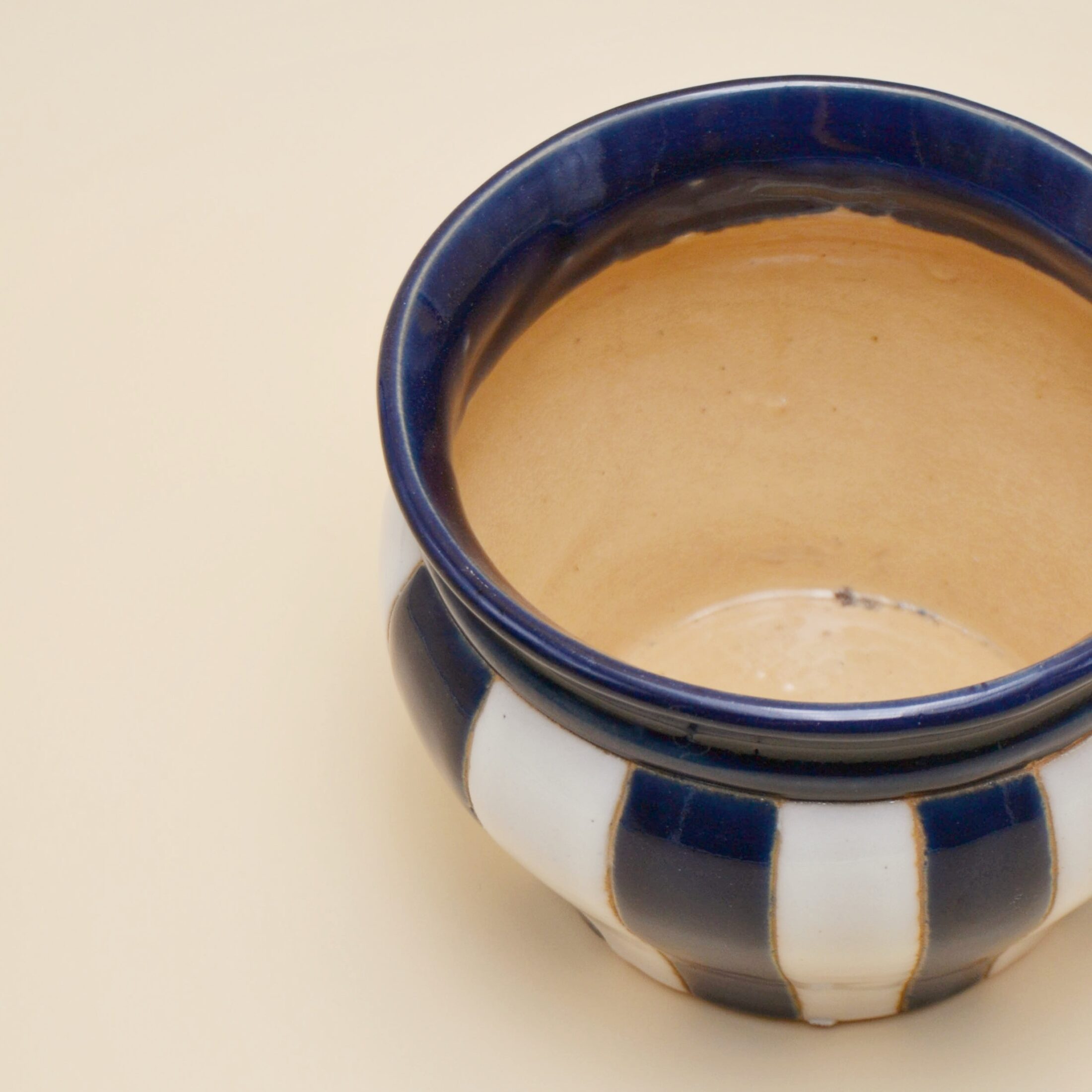 Le cache-pot rayé bleu