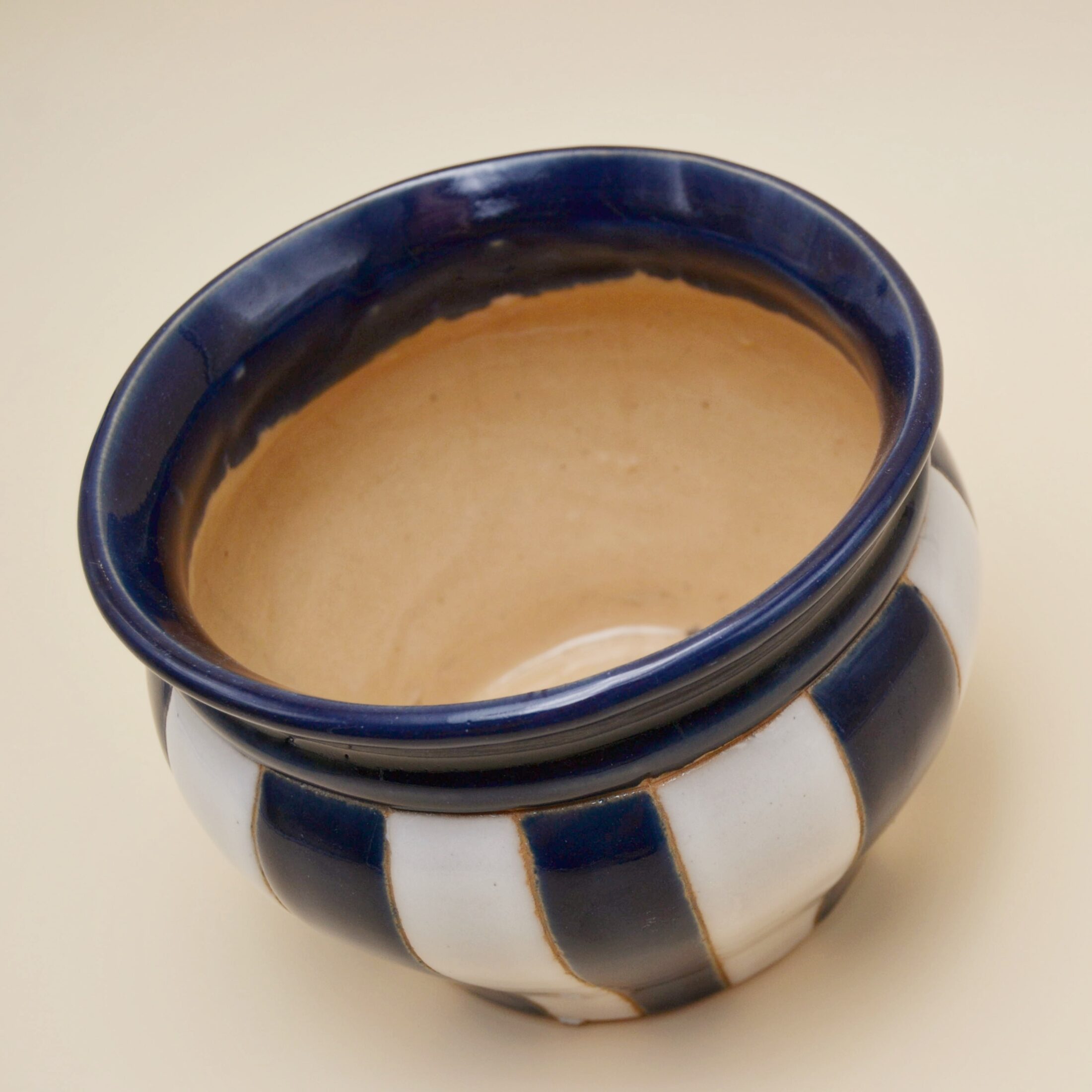 Le cache-pot rayé bleu
