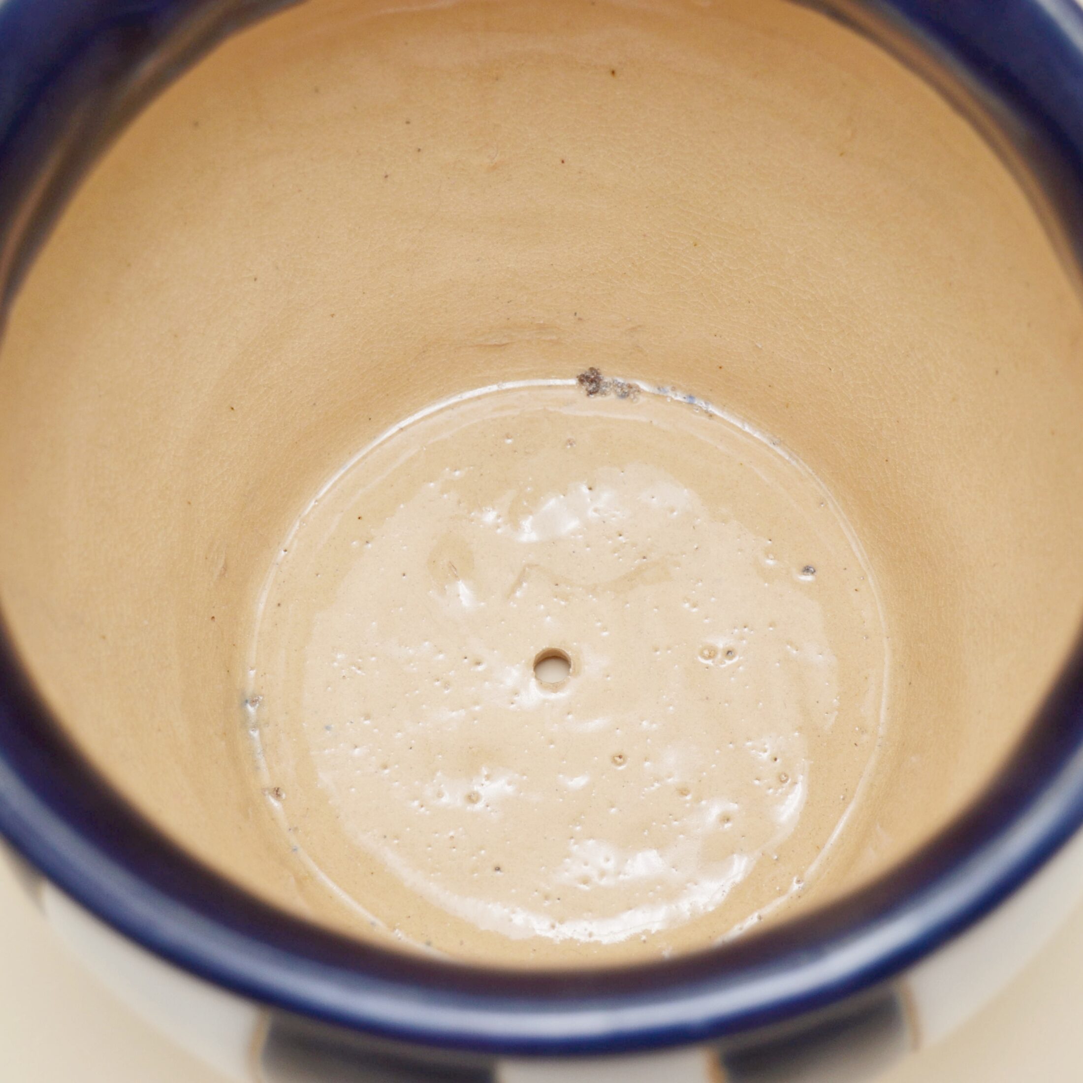 Le cache-pot rayé bleu