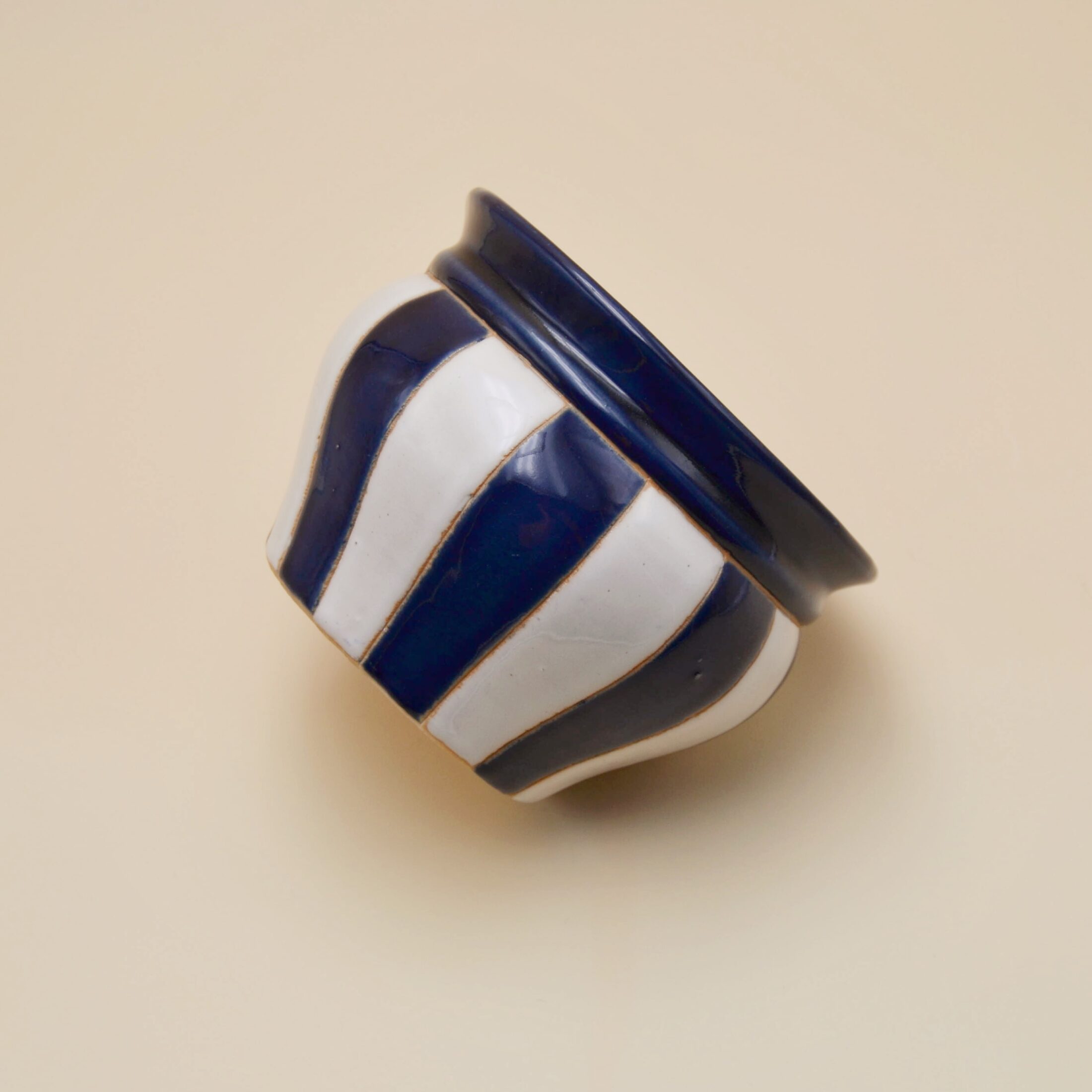 Le cache-pot rayé bleu