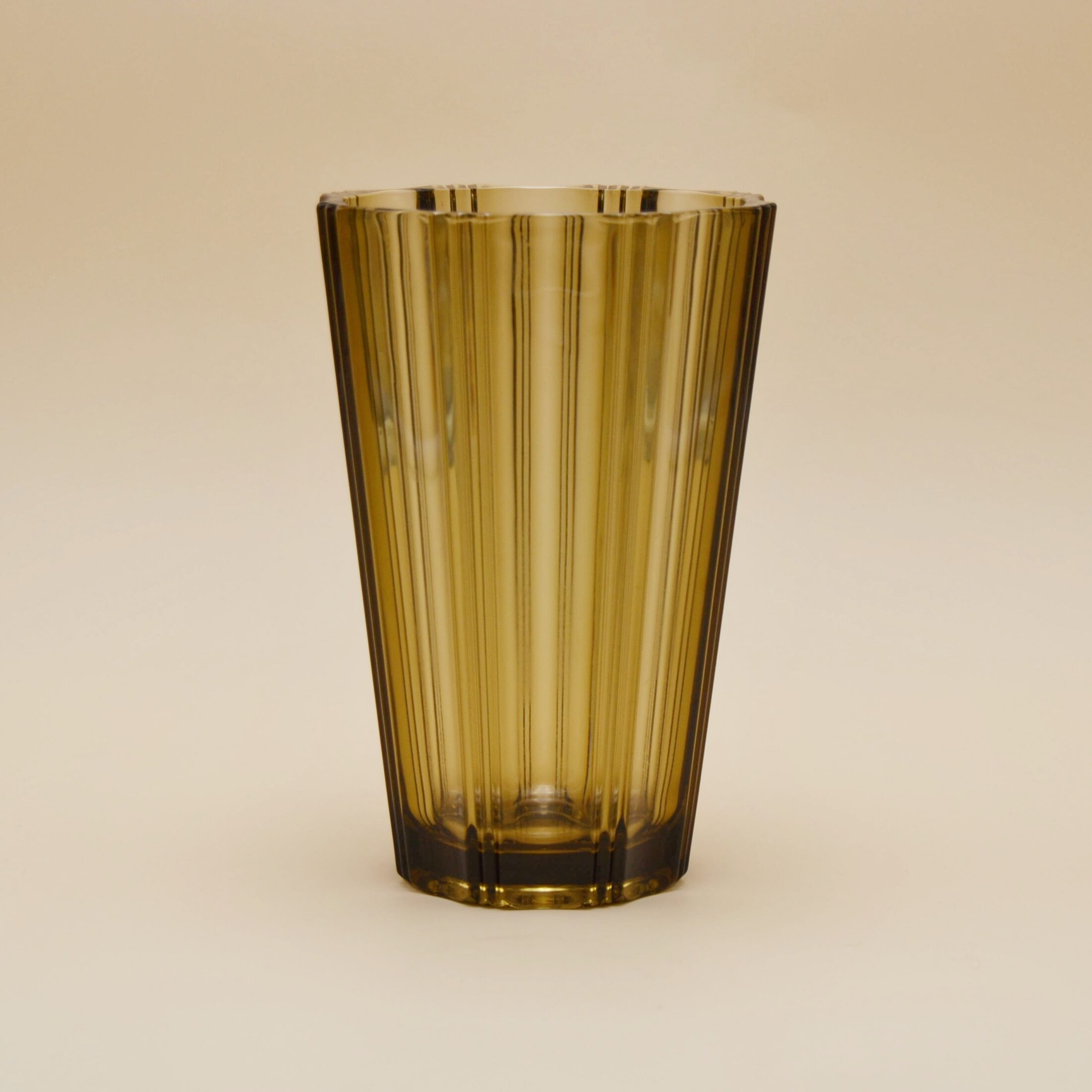 Le vase strié en verre fumé