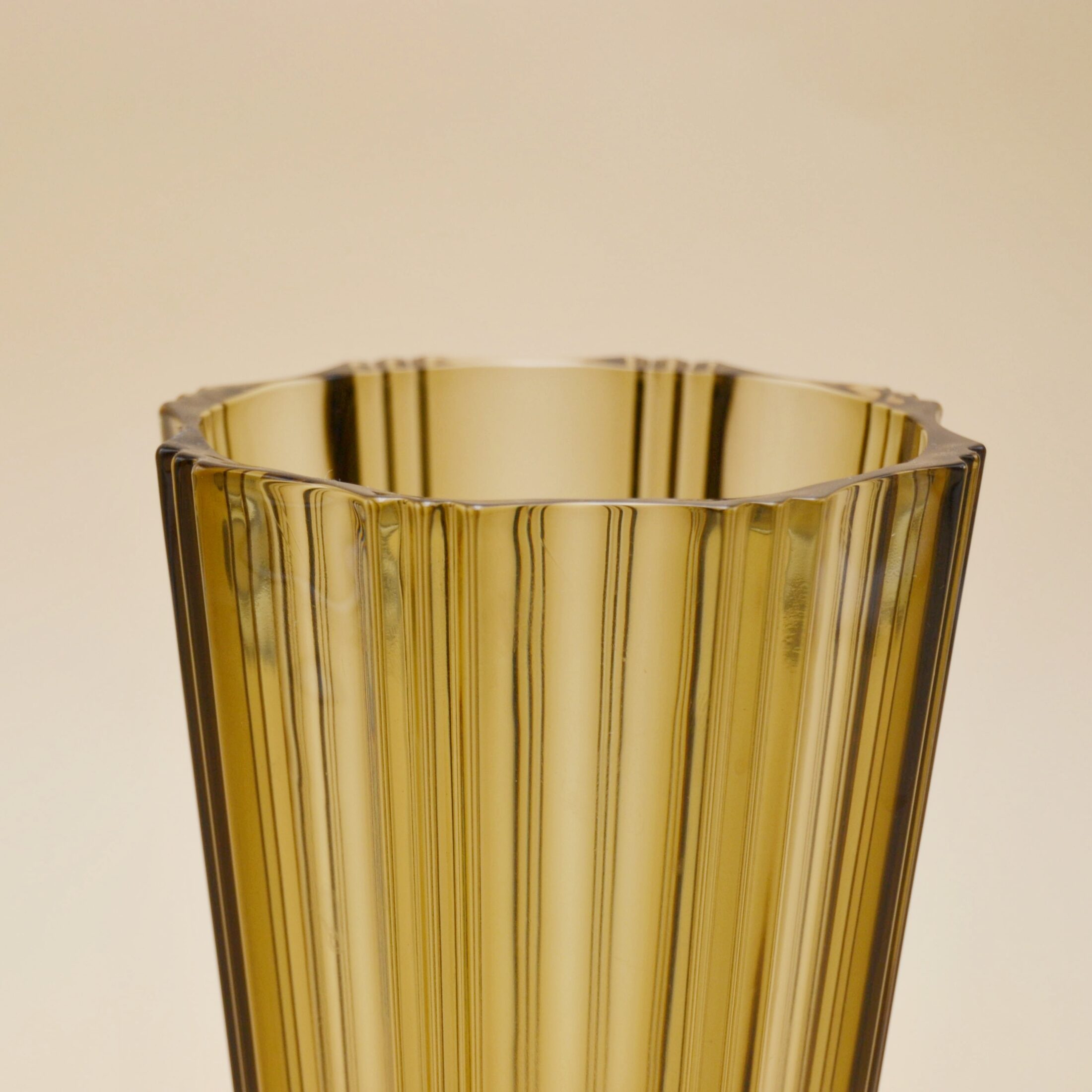 Le vase strié en verre fumé