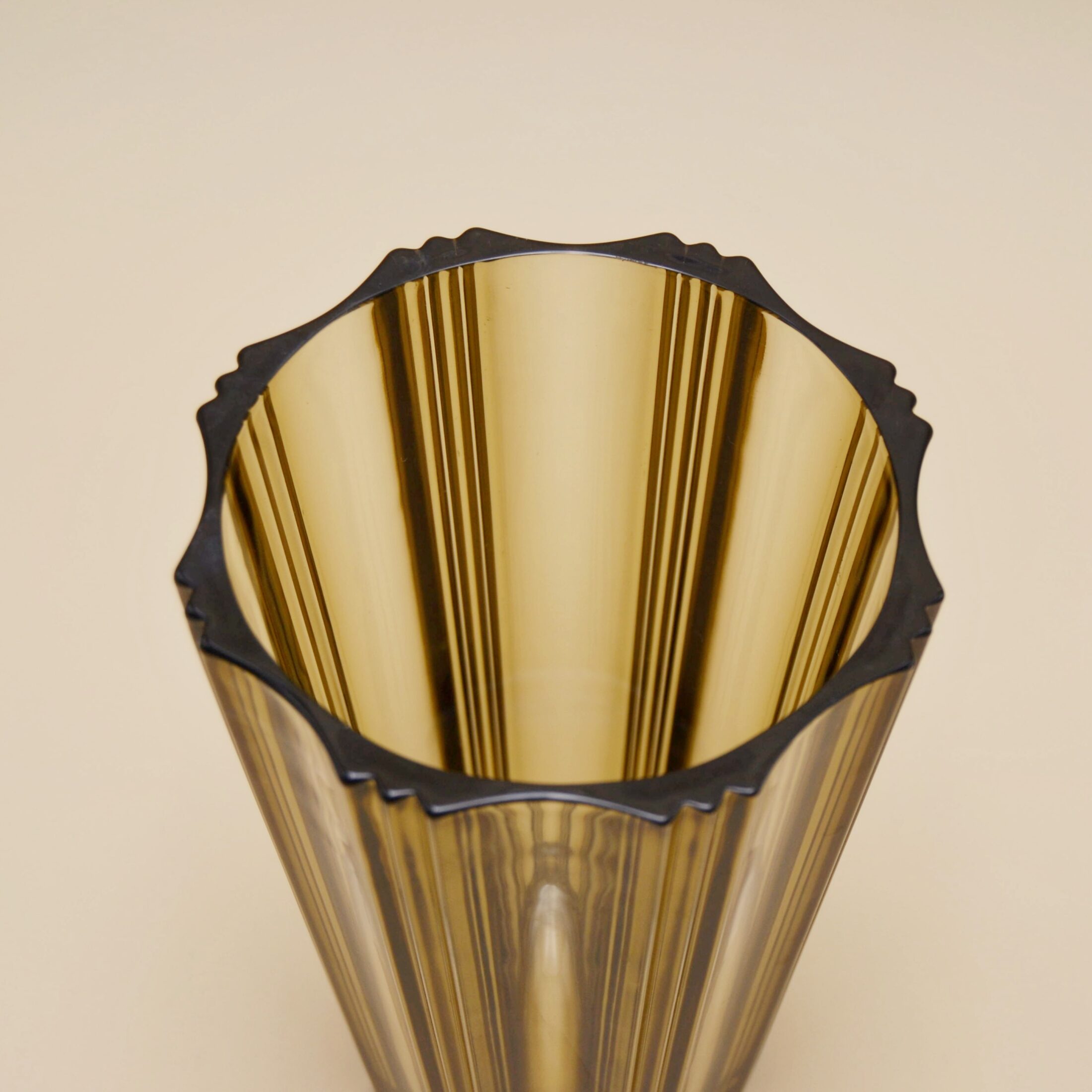 Le vase strié en verre fumé
