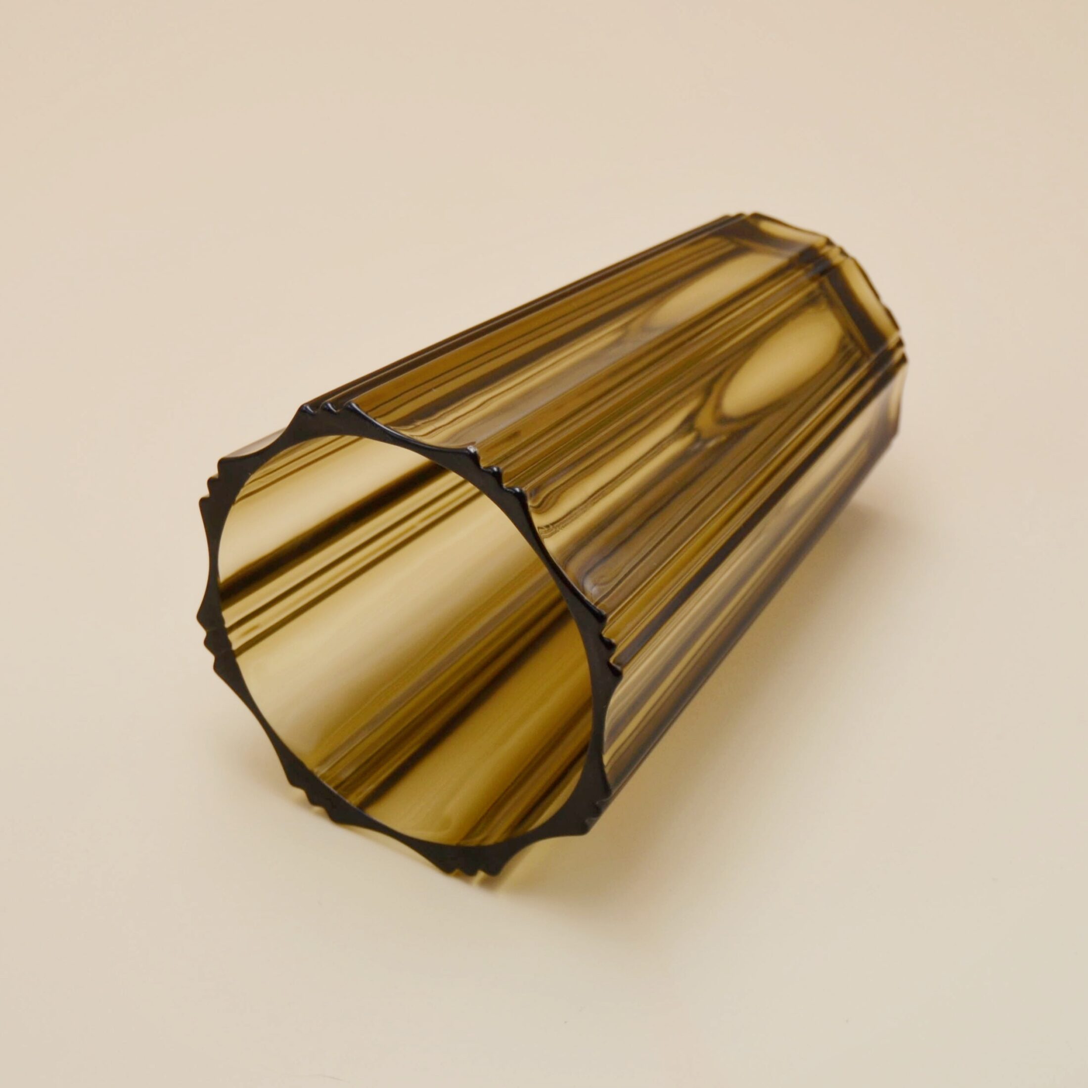 Le vase strié en verre fumé