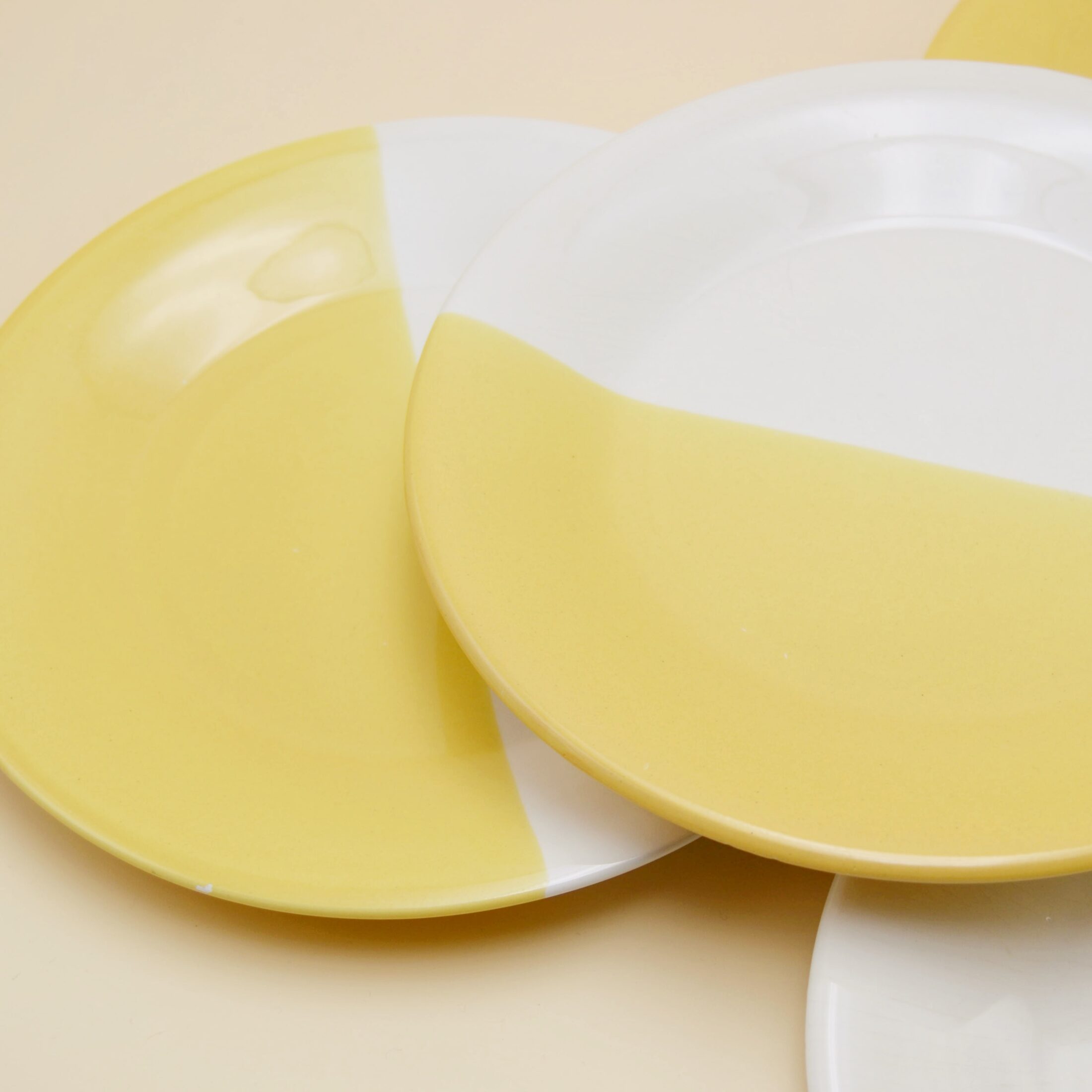 Les assiettes à dessert jaunes