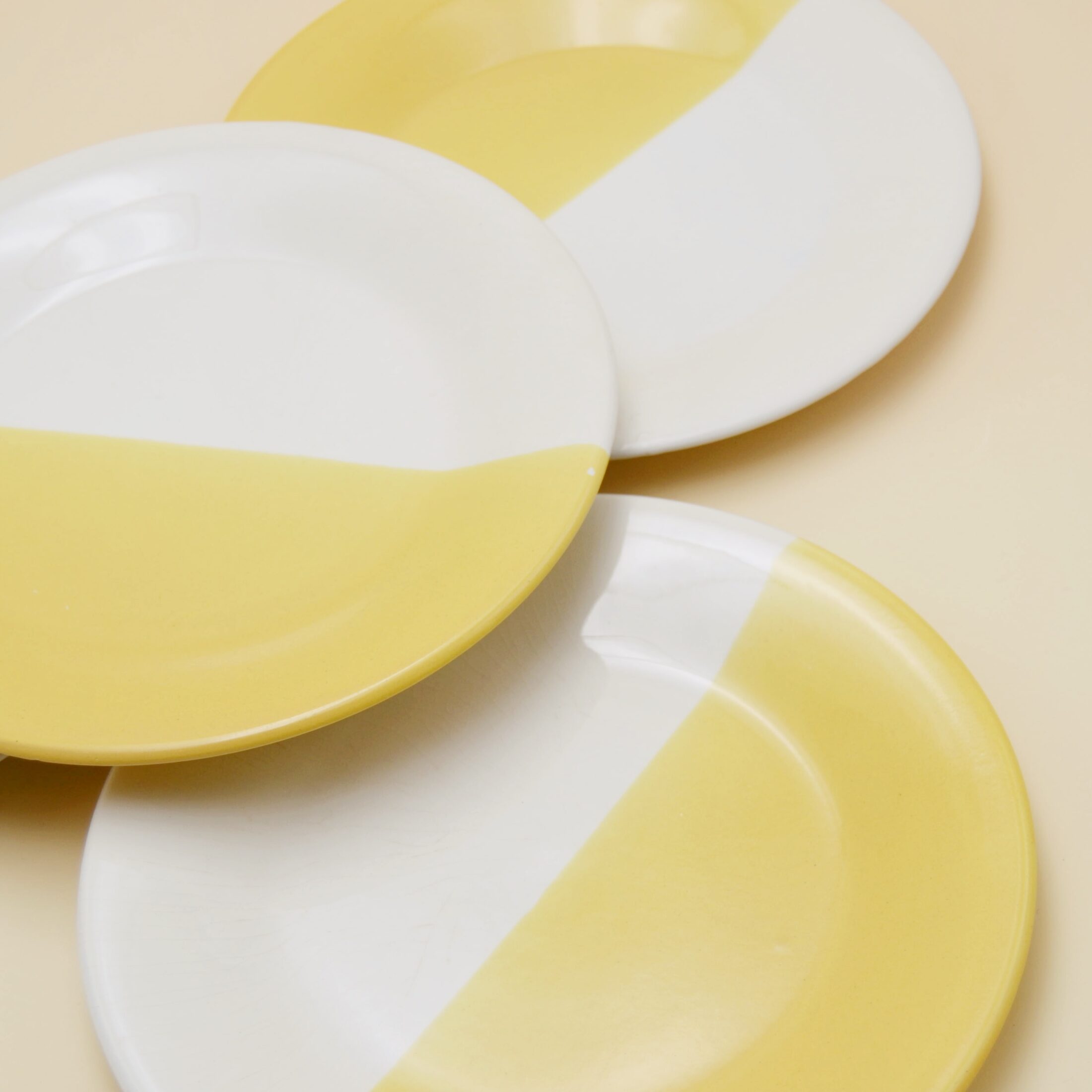 Les assiettes à dessert jaunes