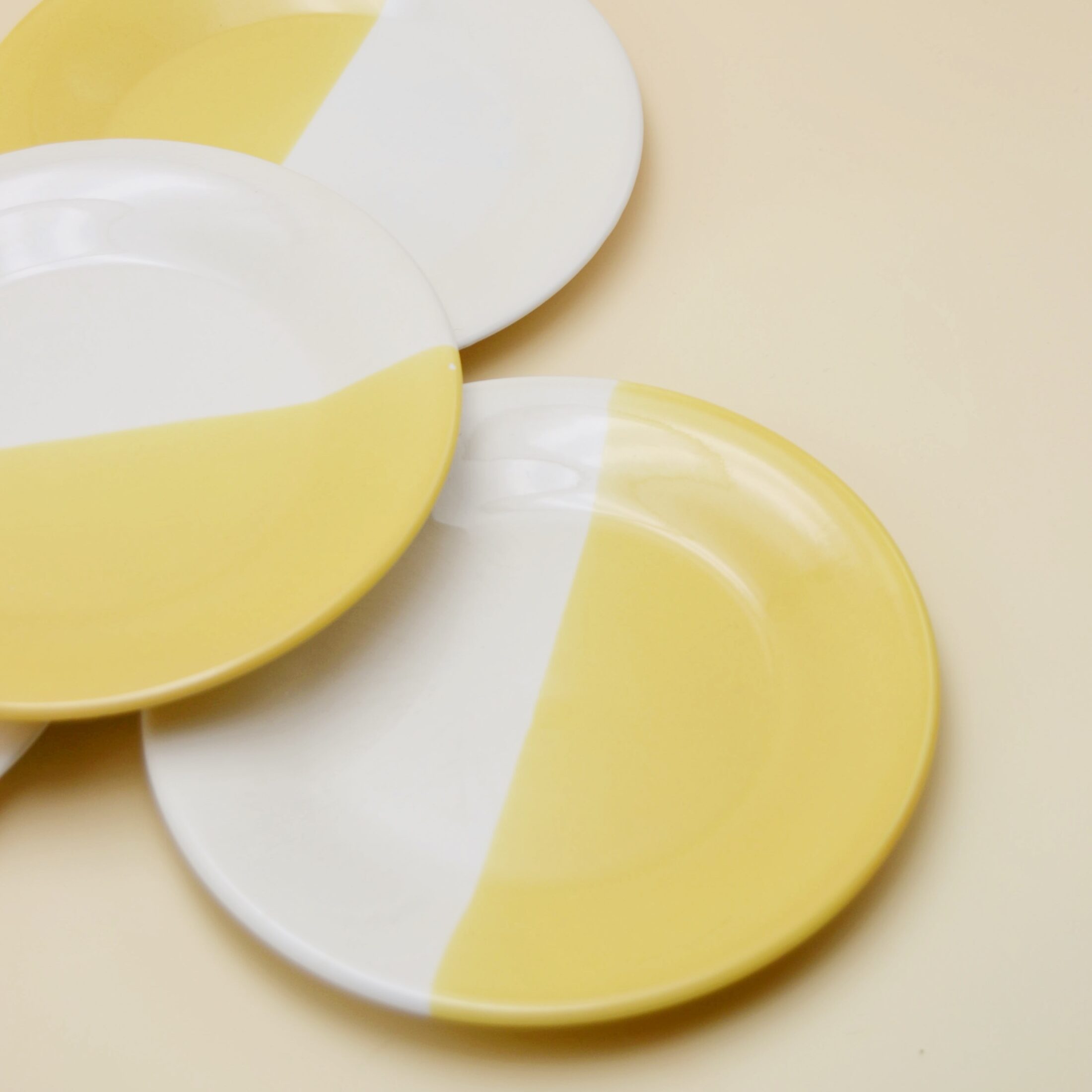 Les assiettes à dessert jaunes