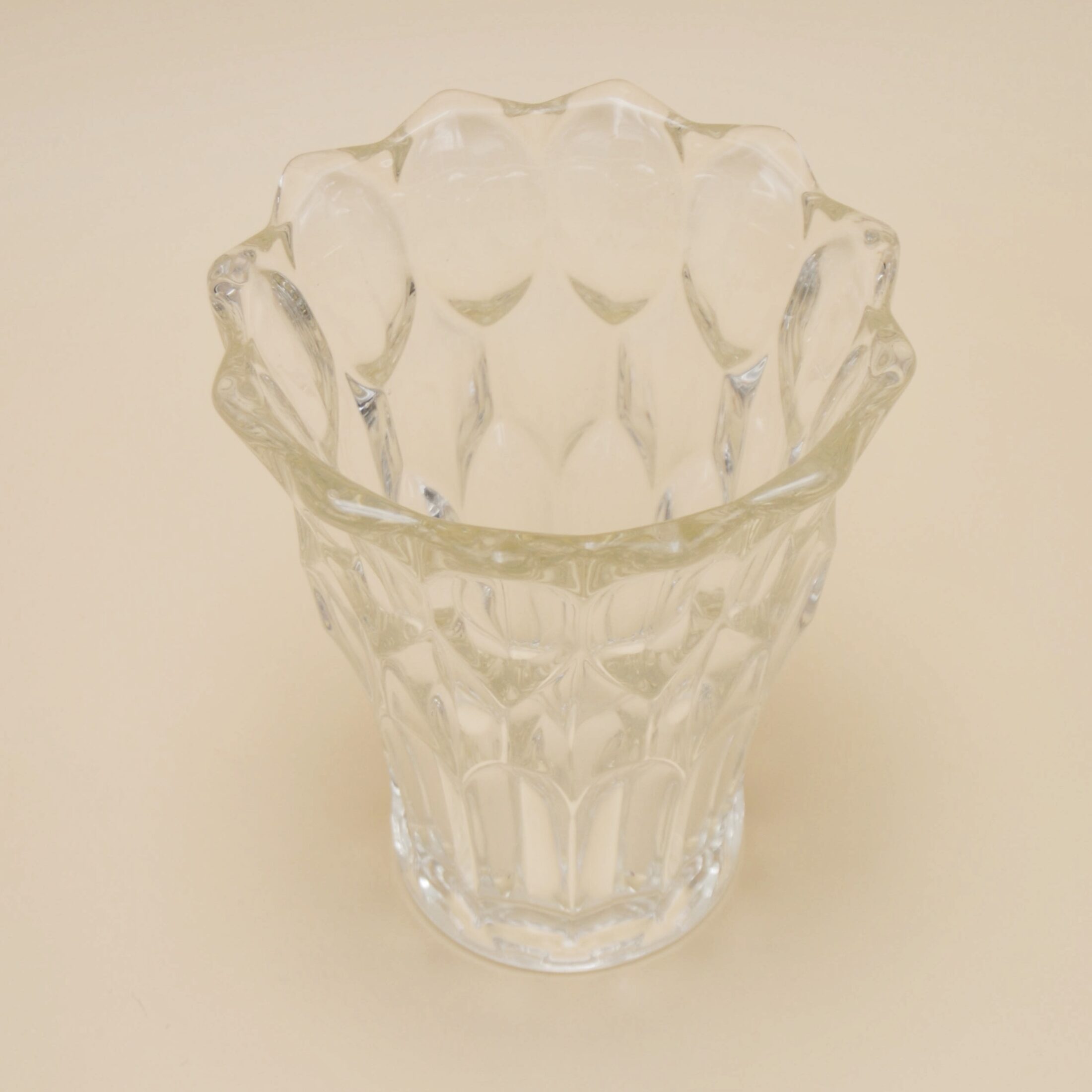 Le vase large taillé