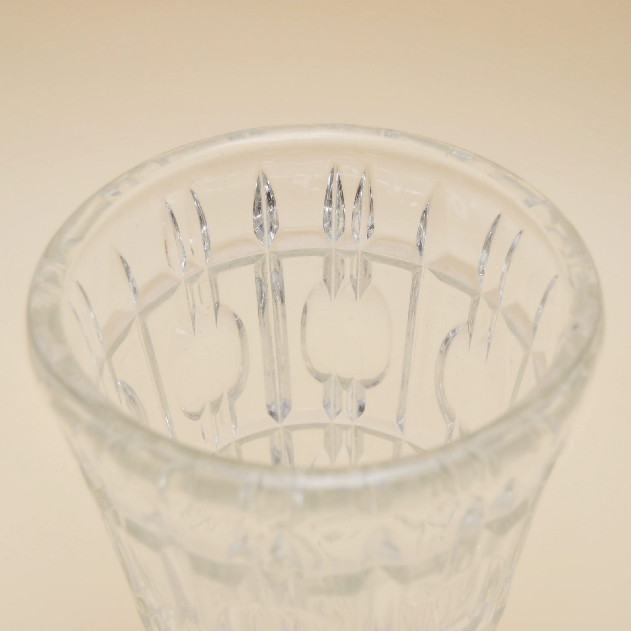 Le vase en cristal ciselé